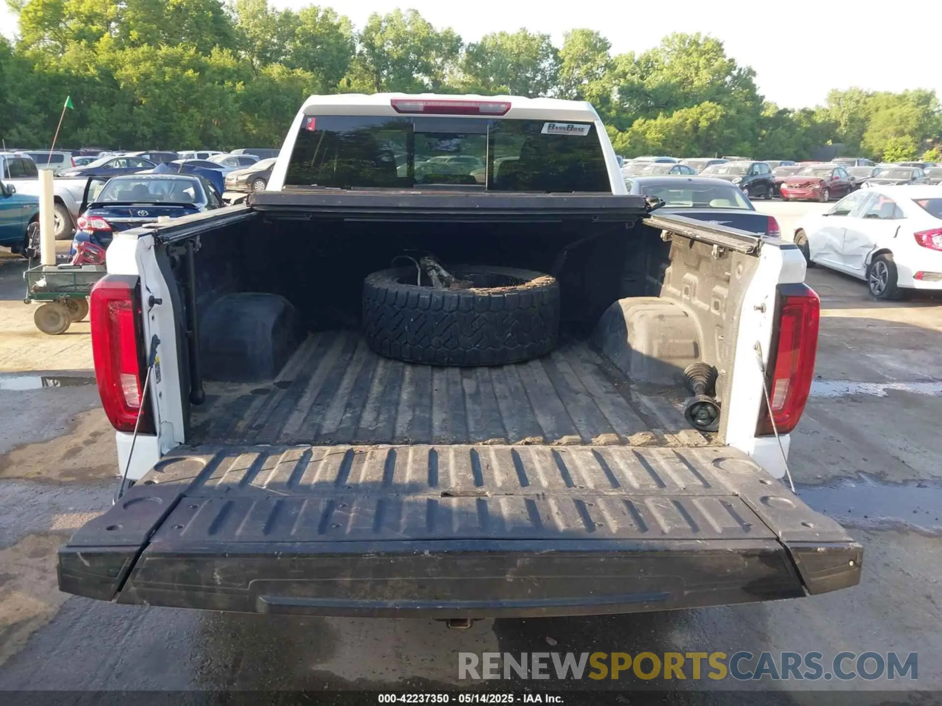 19 Photograph of a damaged car 3GTP9EEL7KG238415 GMC SIERRA 1500 2019