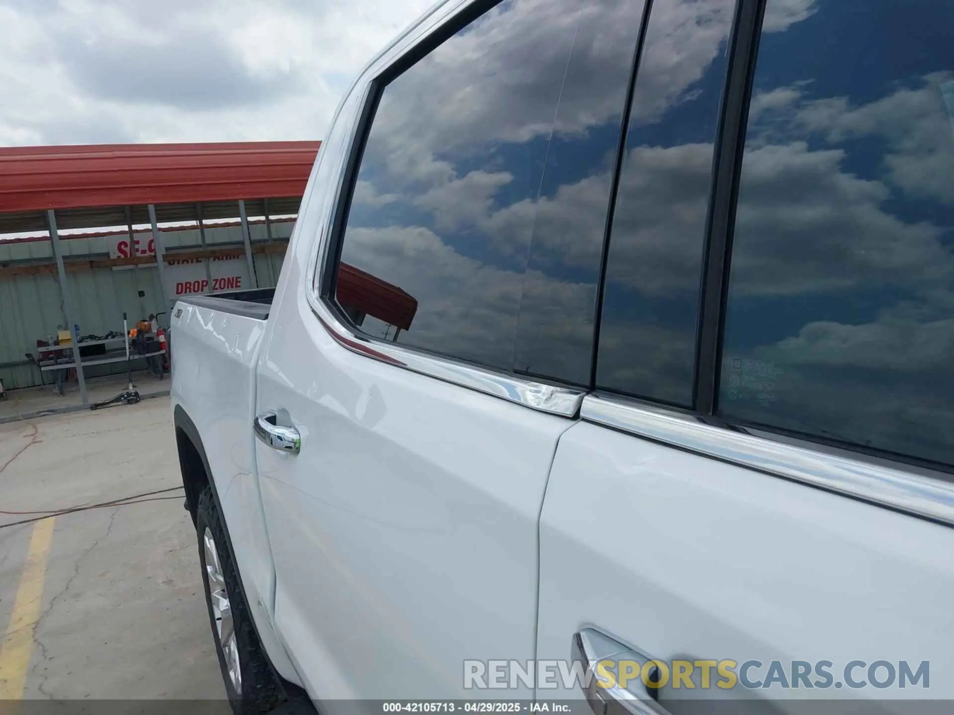18 Photograph of a damaged car 3GTU9DED4KG197425 GMC SIERRA 1500 2019