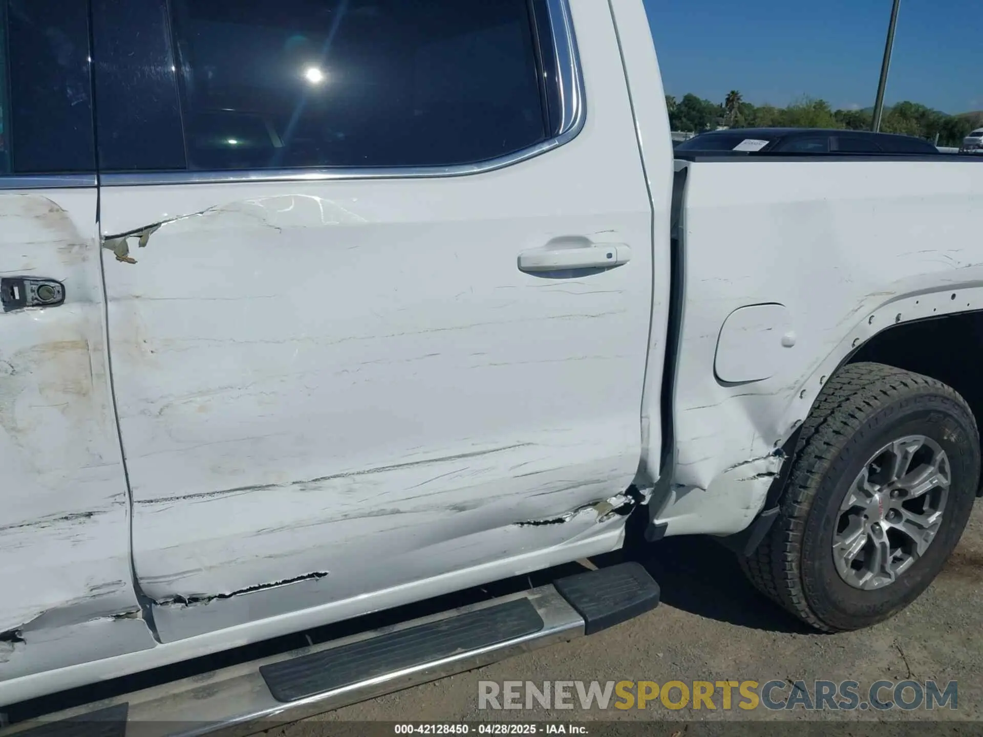 6 Photograph of a damaged car 3GTU9BED8LG362818 GMC SIERRA 1500 2020