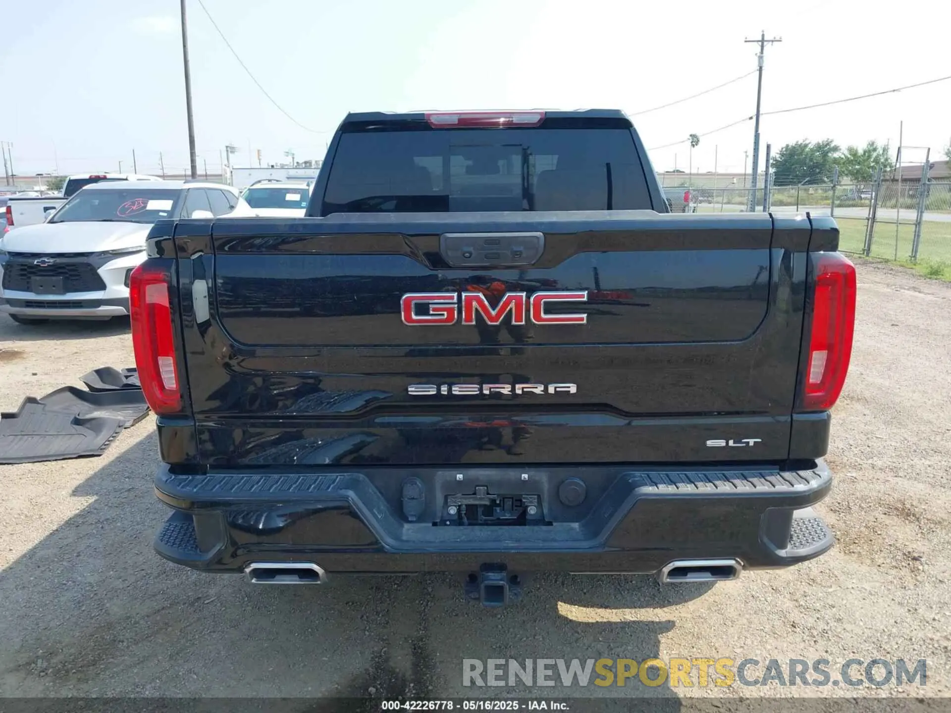 17 Photograph of a damaged car 1GTUUDED1NZ646000 GMC SIERRA 1500 2022