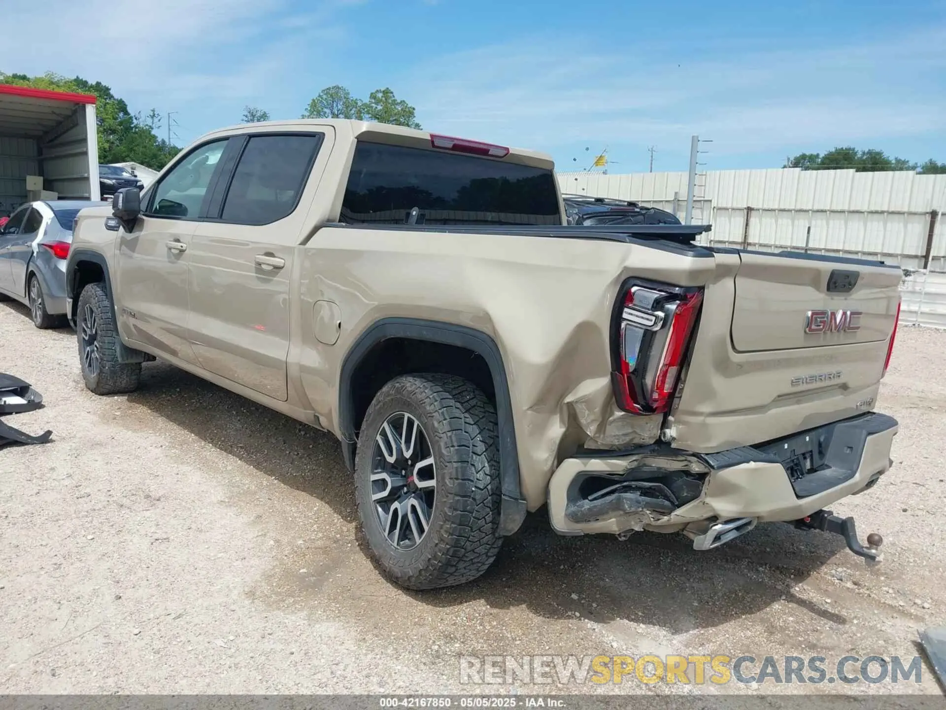3 Фотография поврежденного автомобиля 1GTUUEET3NZ611472 GMC SIERRA 1500 2022