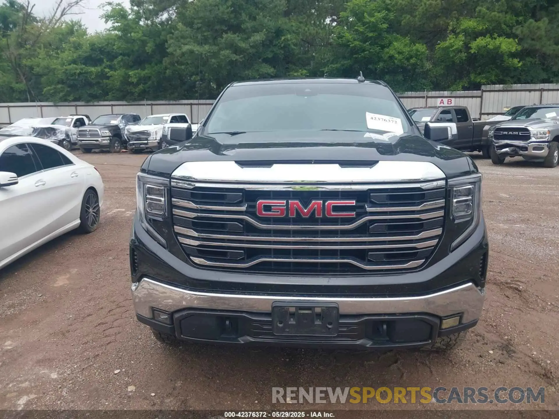 12 Photograph of a damaged car 3GTUUDED1NG604300 GMC SIERRA 1500 2022