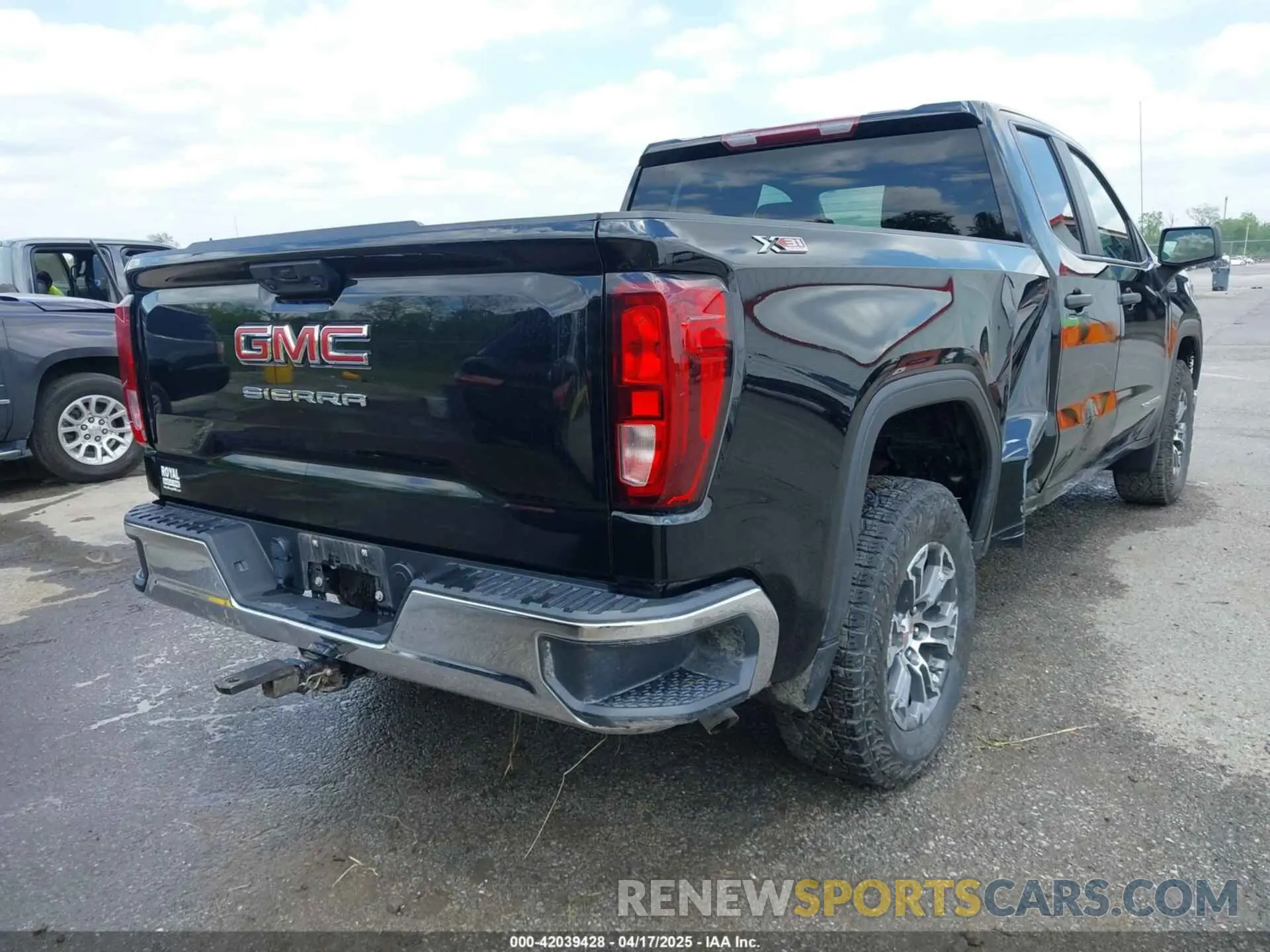 4 Photograph of a damaged car 1GTRUAED8PZ274243 GMC SIERRA 1500 2023