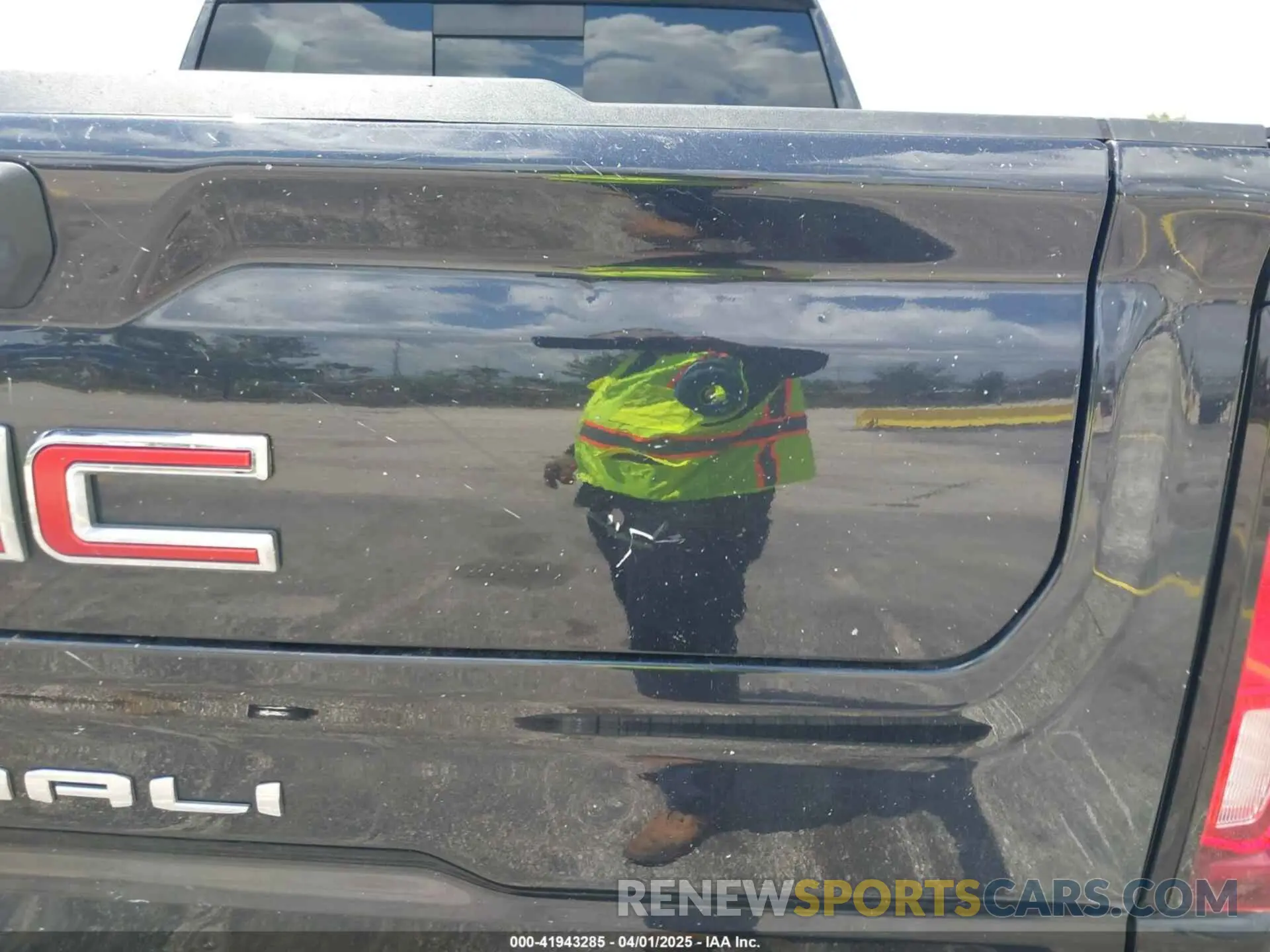 17 Photograph of a damaged car 1GTUUGE81PZ308054 GMC SIERRA 1500 2023