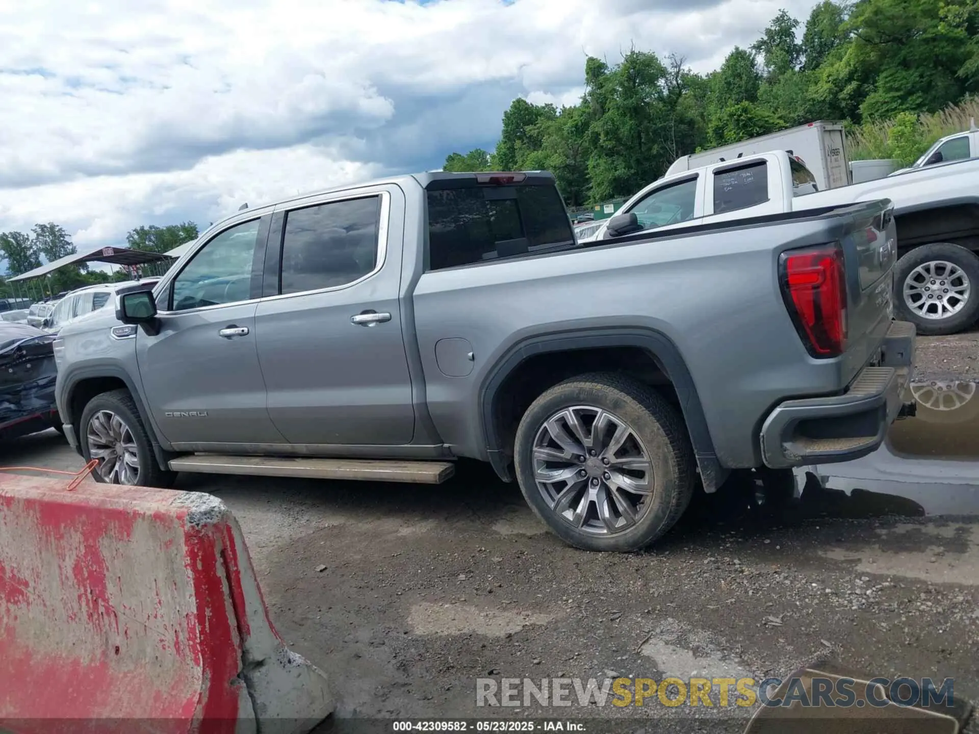 14 Photograph of a damaged car 1GTUUGEL3PZ146089 GMC SIERRA 1500 2023
