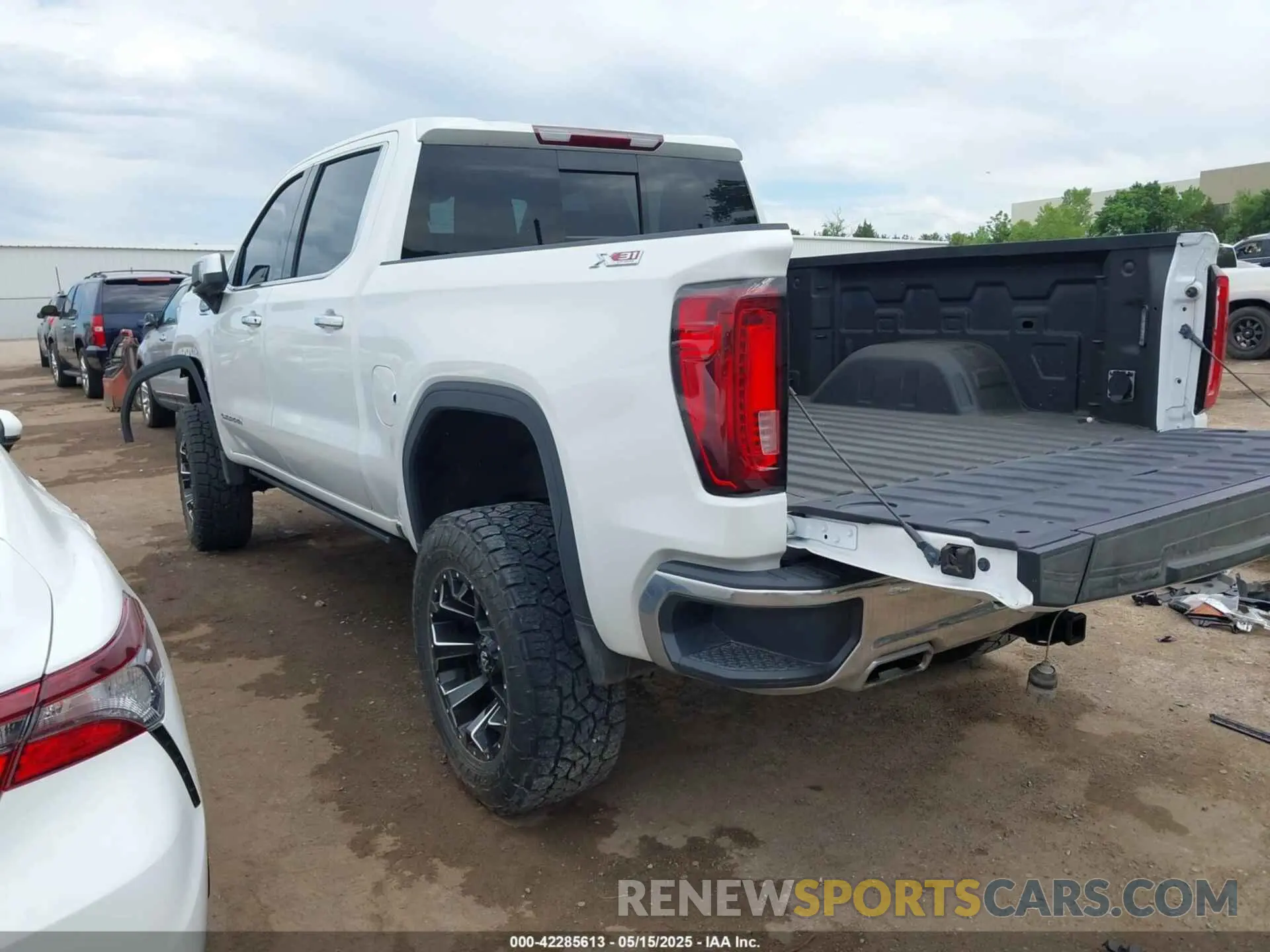 3 Photograph of a damaged car 3GTUUDED0PG248375 GMC SIERRA 1500 2023
