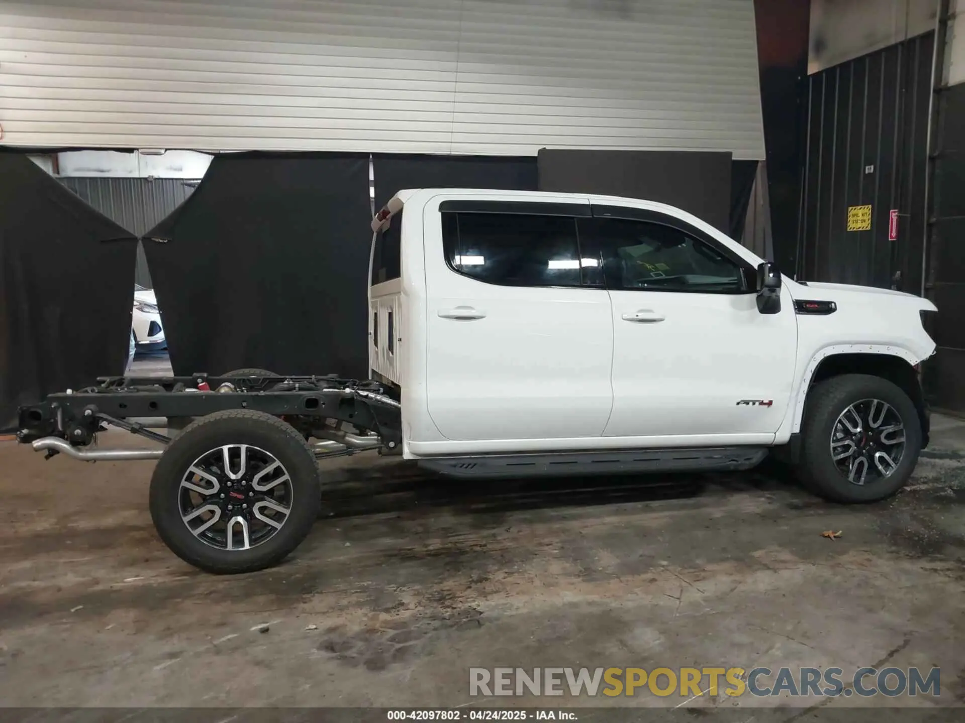 14 Фотография поврежденного автомобиля 3GTUUEEL9RG414568 GMC SIERRA 1500 2024