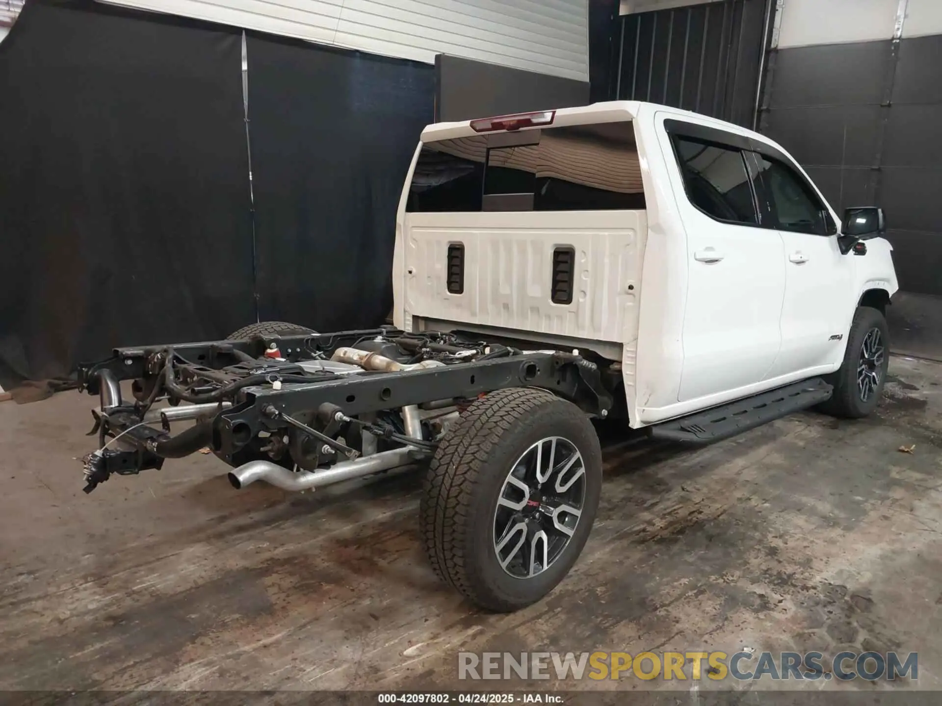 4 Фотография поврежденного автомобиля 3GTUUEEL9RG414568 GMC SIERRA 1500 2024
