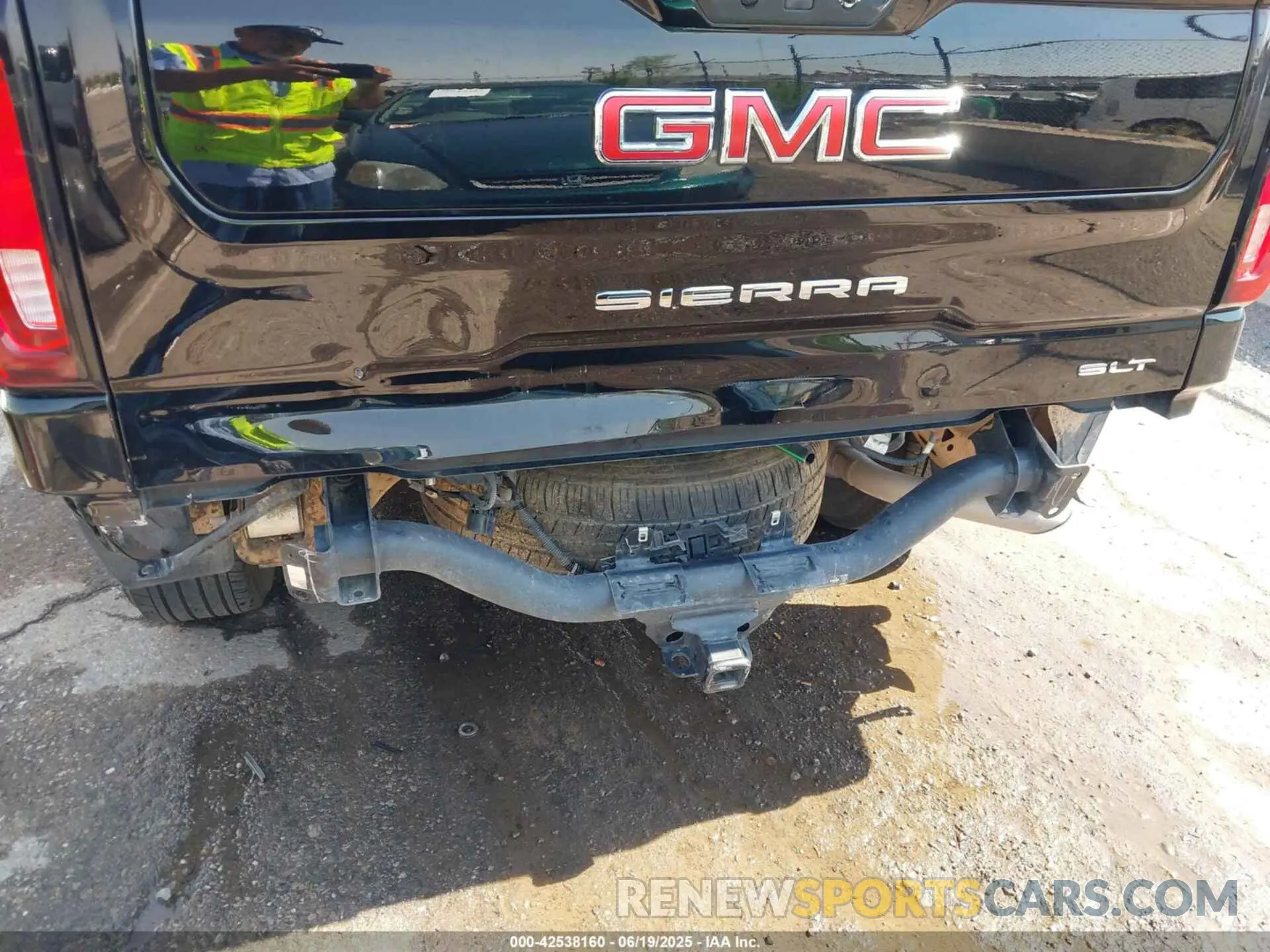 6 Photograph of a damaged car 1GTUUDED1SZ175400 GMC SIERRA 1500 2025
