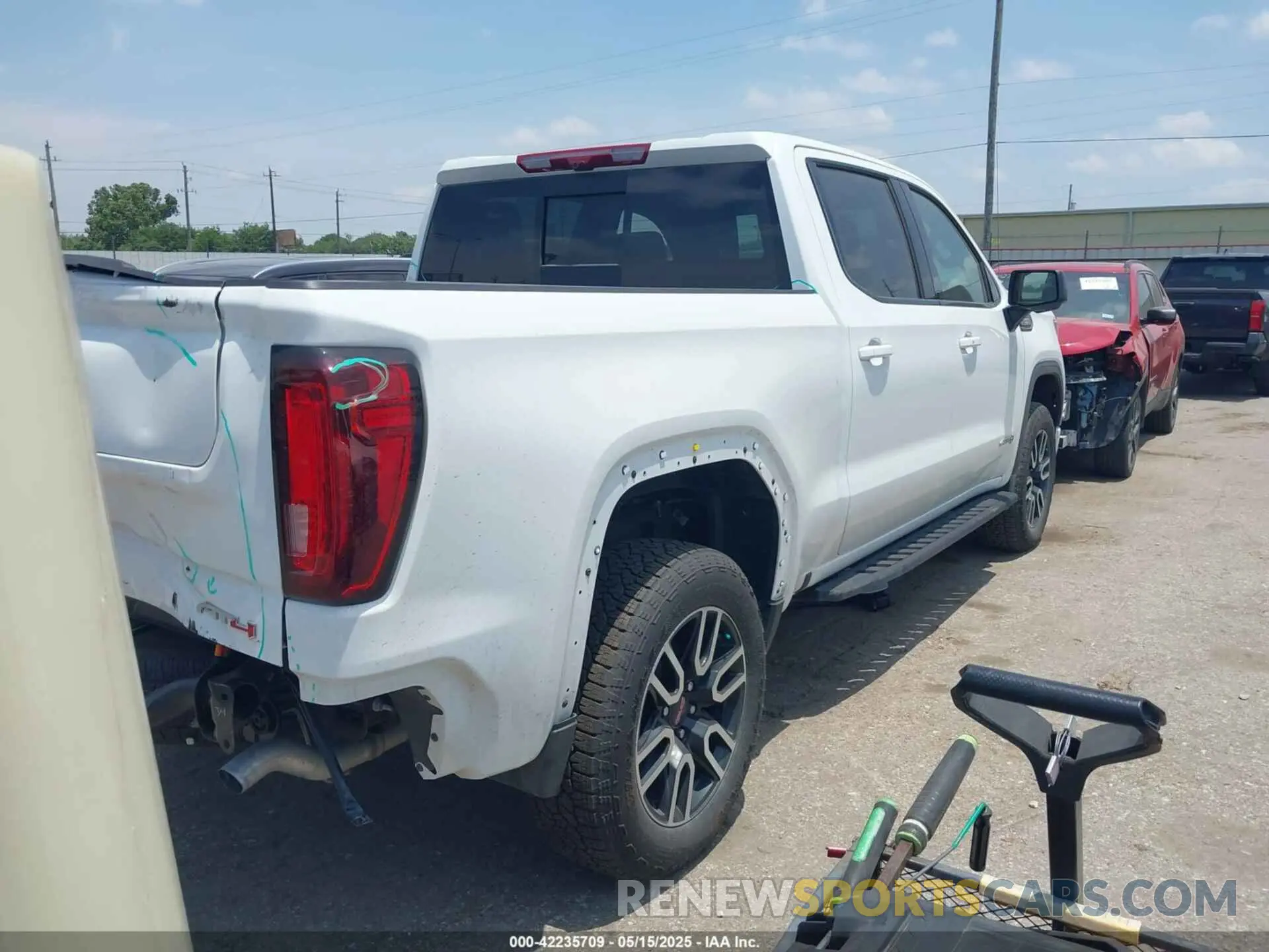 4 Фотография поврежденного автомобиля 1GTUUEE82SZ160087 GMC SIERRA 1500 2025