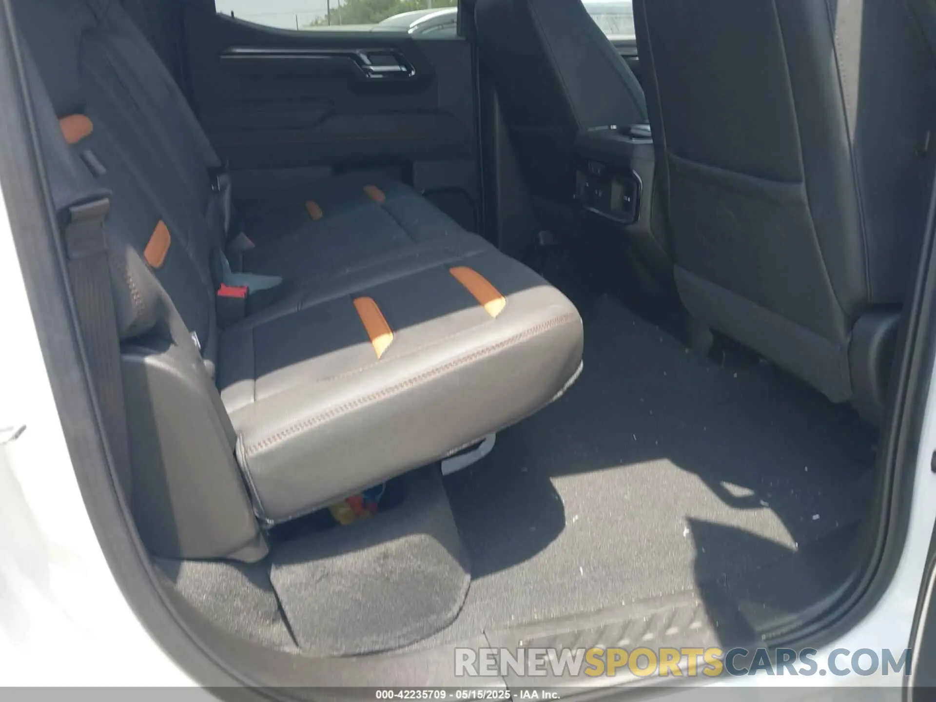 8 Фотография поврежденного автомобиля 1GTUUEE82SZ160087 GMC SIERRA 1500 2025