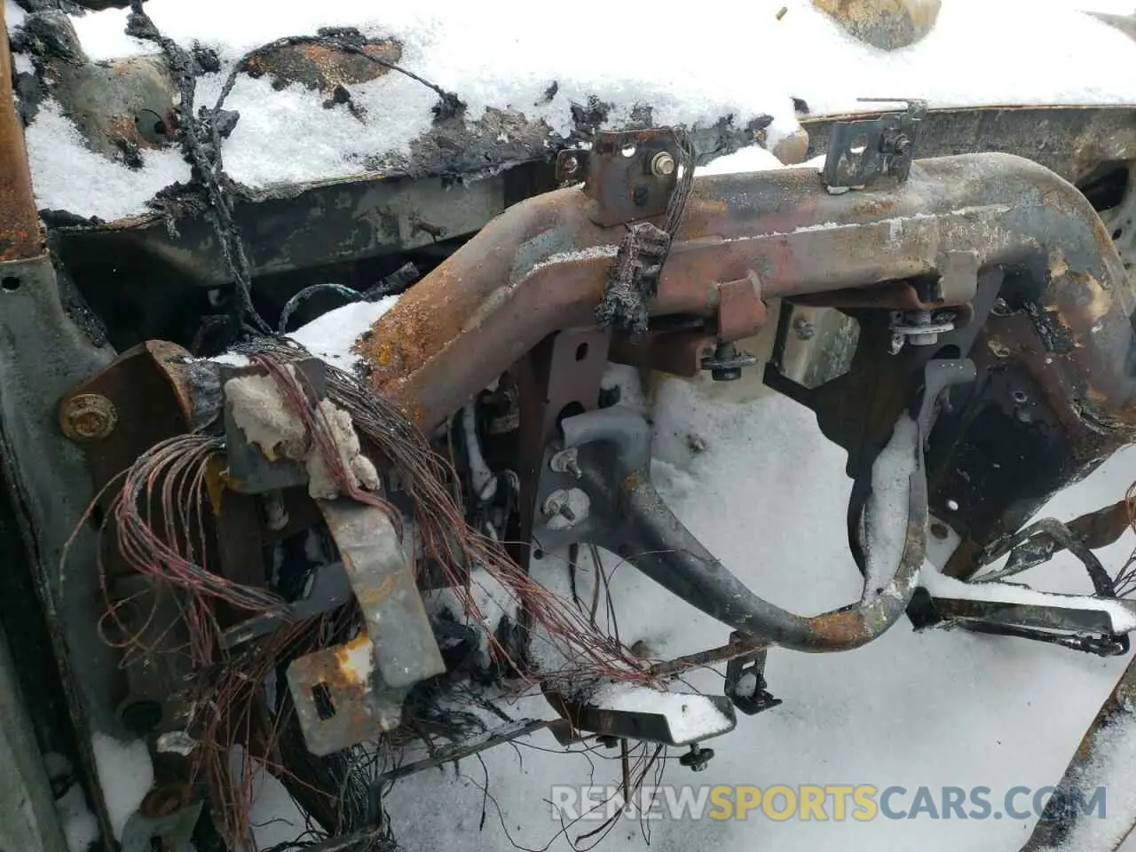9 Photograph of a damaged car 1GT42WEYXKF150470 GMC SIERRA 2019