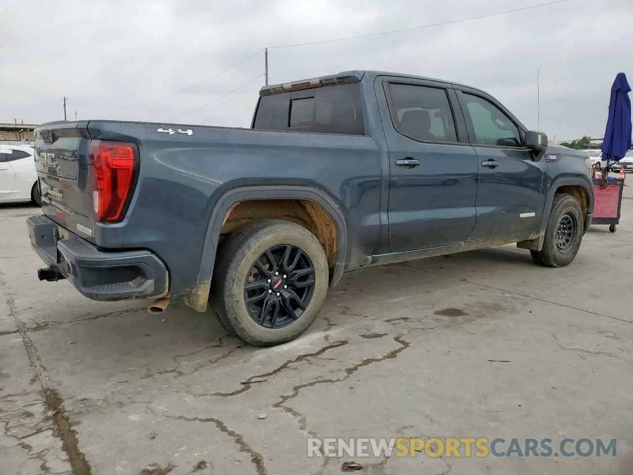 3 Photograph of a damaged car 3GTU9CET2LG300456 GMC SIERRA 2020