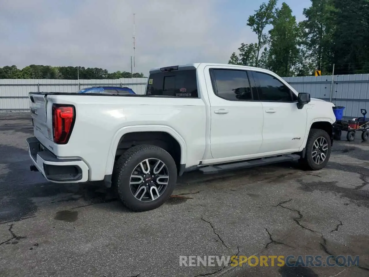 3 Photograph of a damaged car 3GTU9EET2LG240612 GMC SIERRA 2020