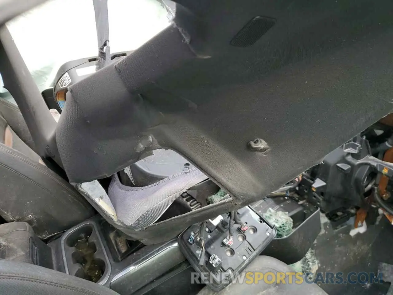 8 Photograph of a damaged car 1GTU9EETXMZ318426 GMC SIERRA 2021