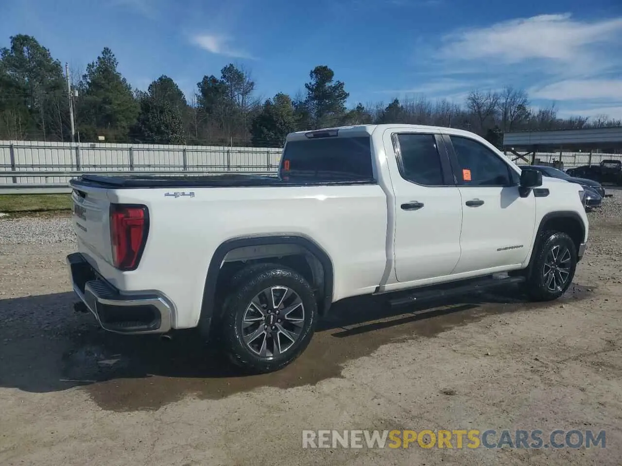 3 Фотография поврежденного автомобиля 1GTRUAED2PZ292849 GMC SIERRA 2023