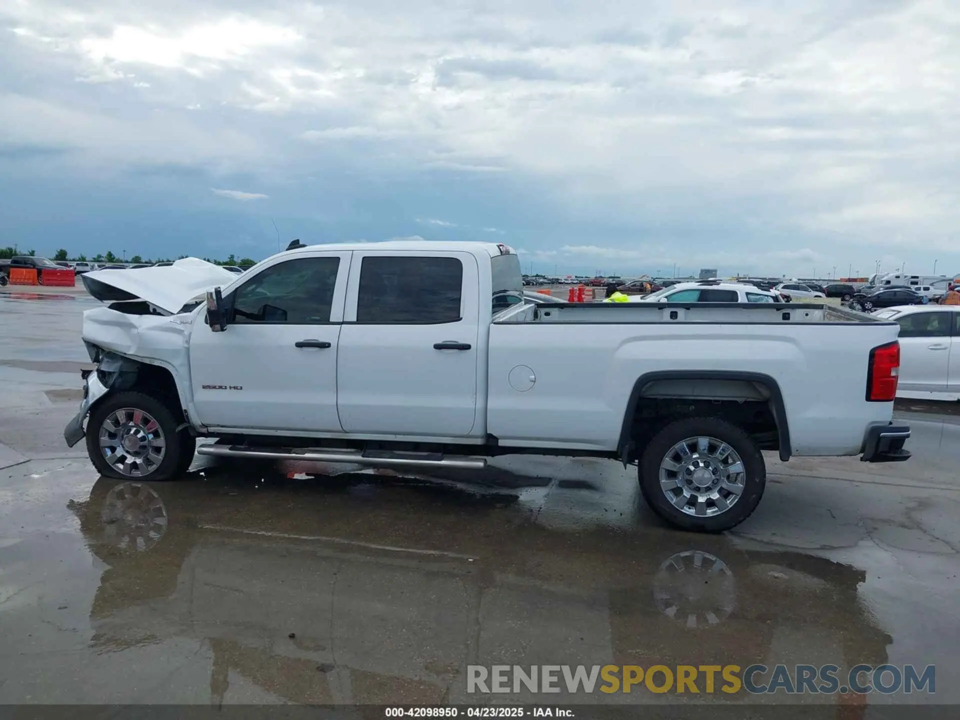 14 Photograph of a damaged car 1GT12NEG3KF231959 GMC SIERRA 2500HD 2019