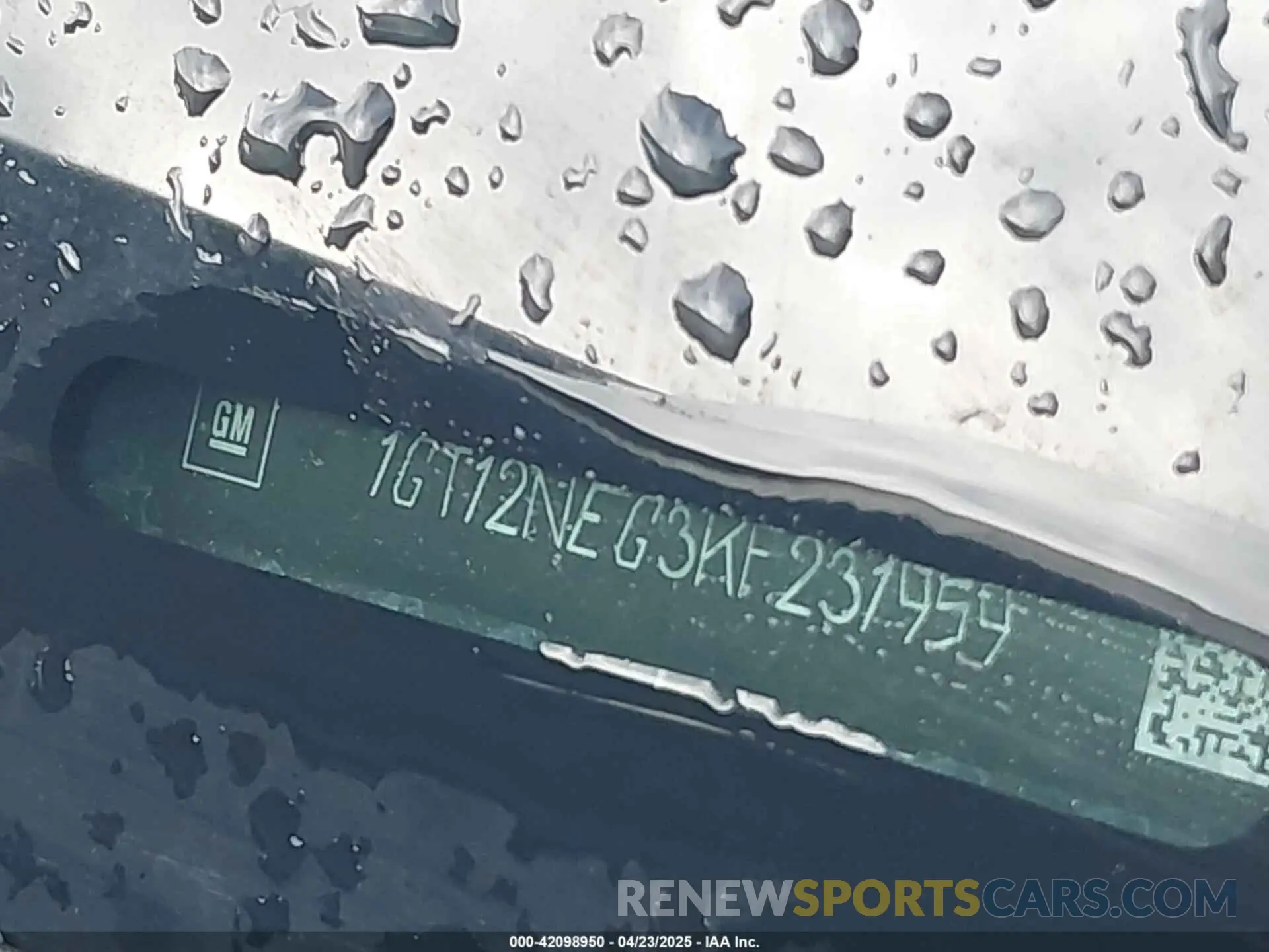 17 Photograph of a damaged car 1GT12NEG3KF231959 GMC SIERRA 2500HD 2019