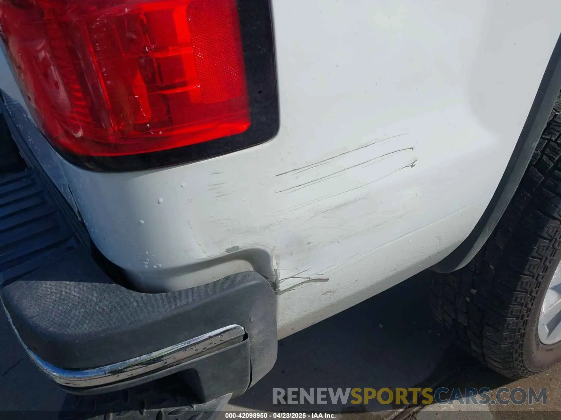18 Photograph of a damaged car 1GT12NEG3KF231959 GMC SIERRA 2500HD 2019