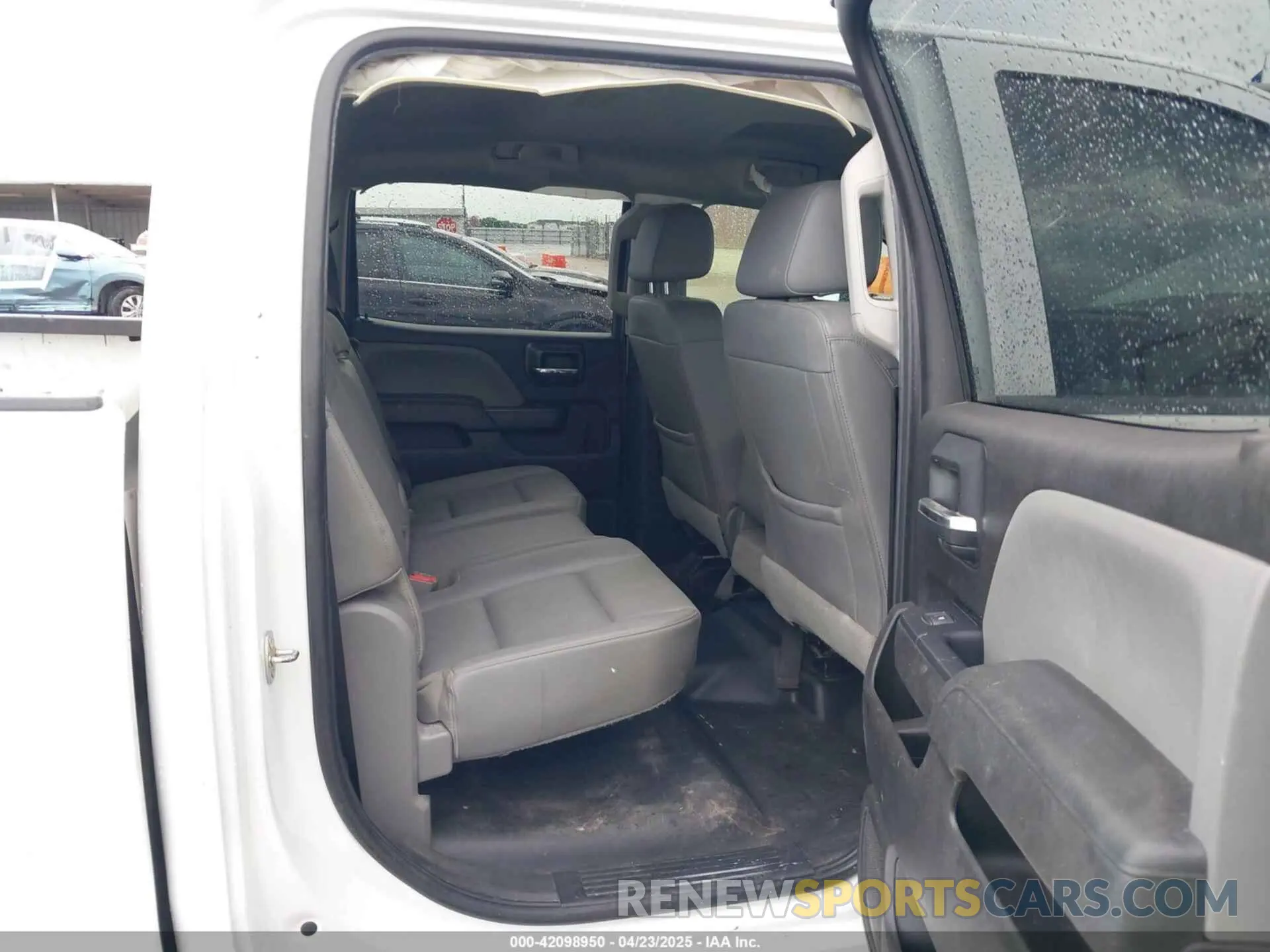 8 Photograph of a damaged car 1GT12NEG3KF231959 GMC SIERRA 2500HD 2019