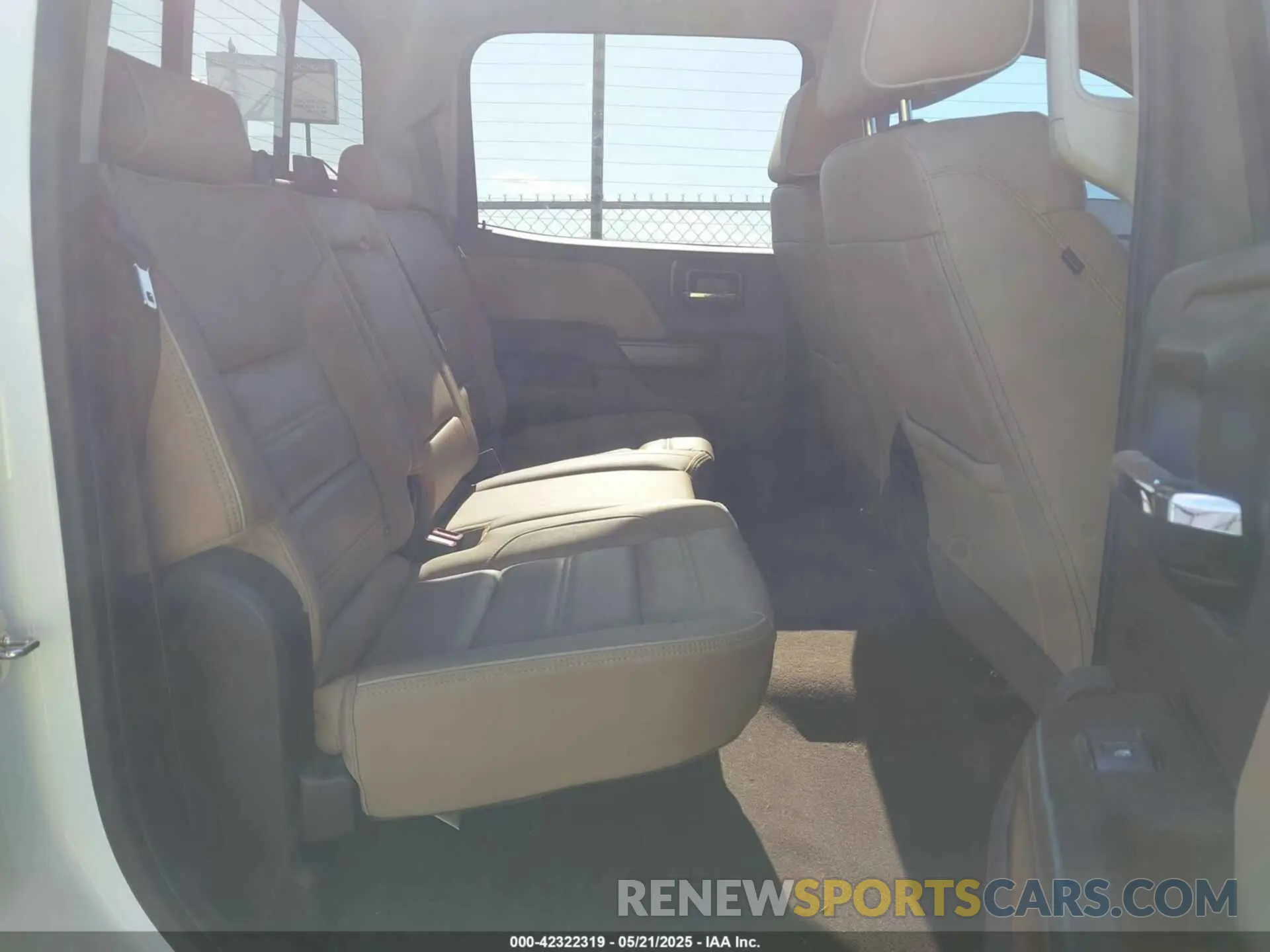 8 Photograph of a damaged car 1GT12SEY9KF116287 GMC SIERRA 2500HD 2019