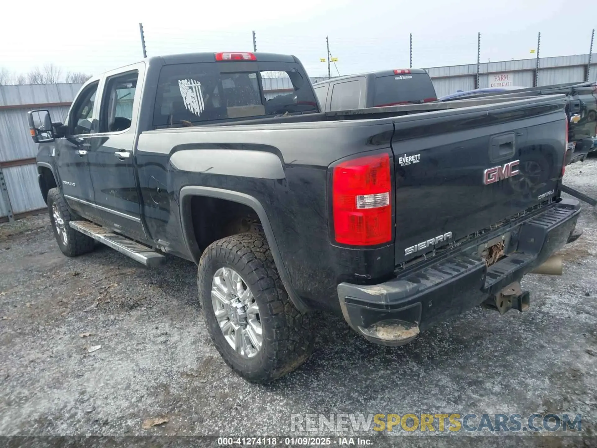 3 Фотография поврежденного автомобиля 1GT12SEY9KF137673 GMC SIERRA 2500HD 2019