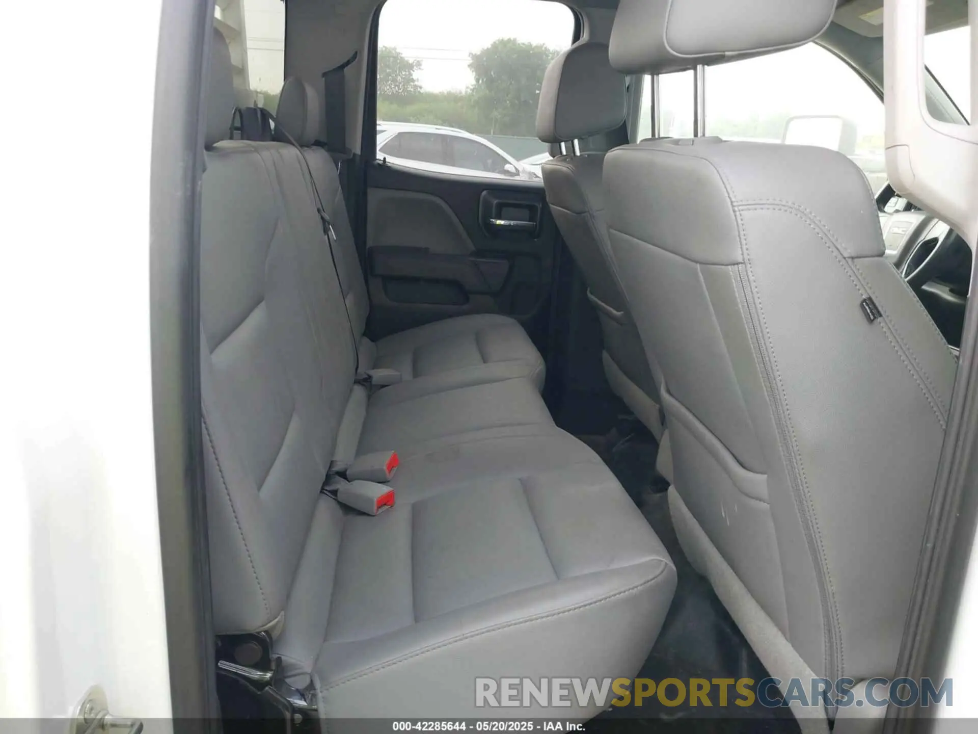 8 Photograph of a damaged car 2GD21NEG9K1178100 GMC SIERRA 2500HD 2019