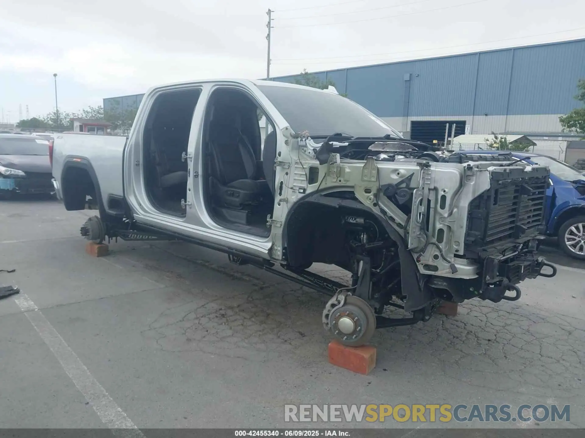 1 Photograph of a damaged car 1GT49NEY2LF146873 GMC SIERRA 2500HD 2020