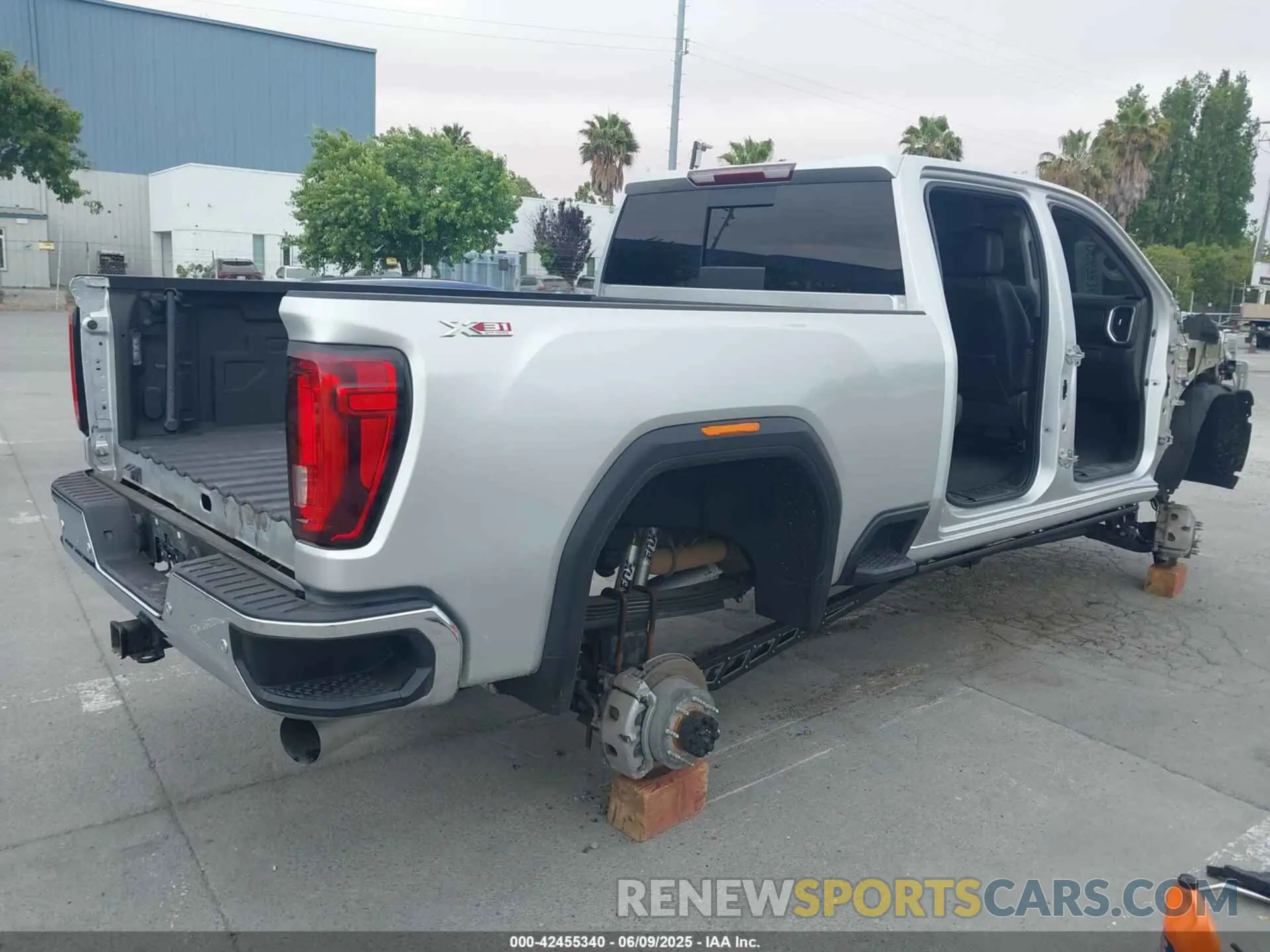 4 Photograph of a damaged car 1GT49NEY2LF146873 GMC SIERRA 2500HD 2020