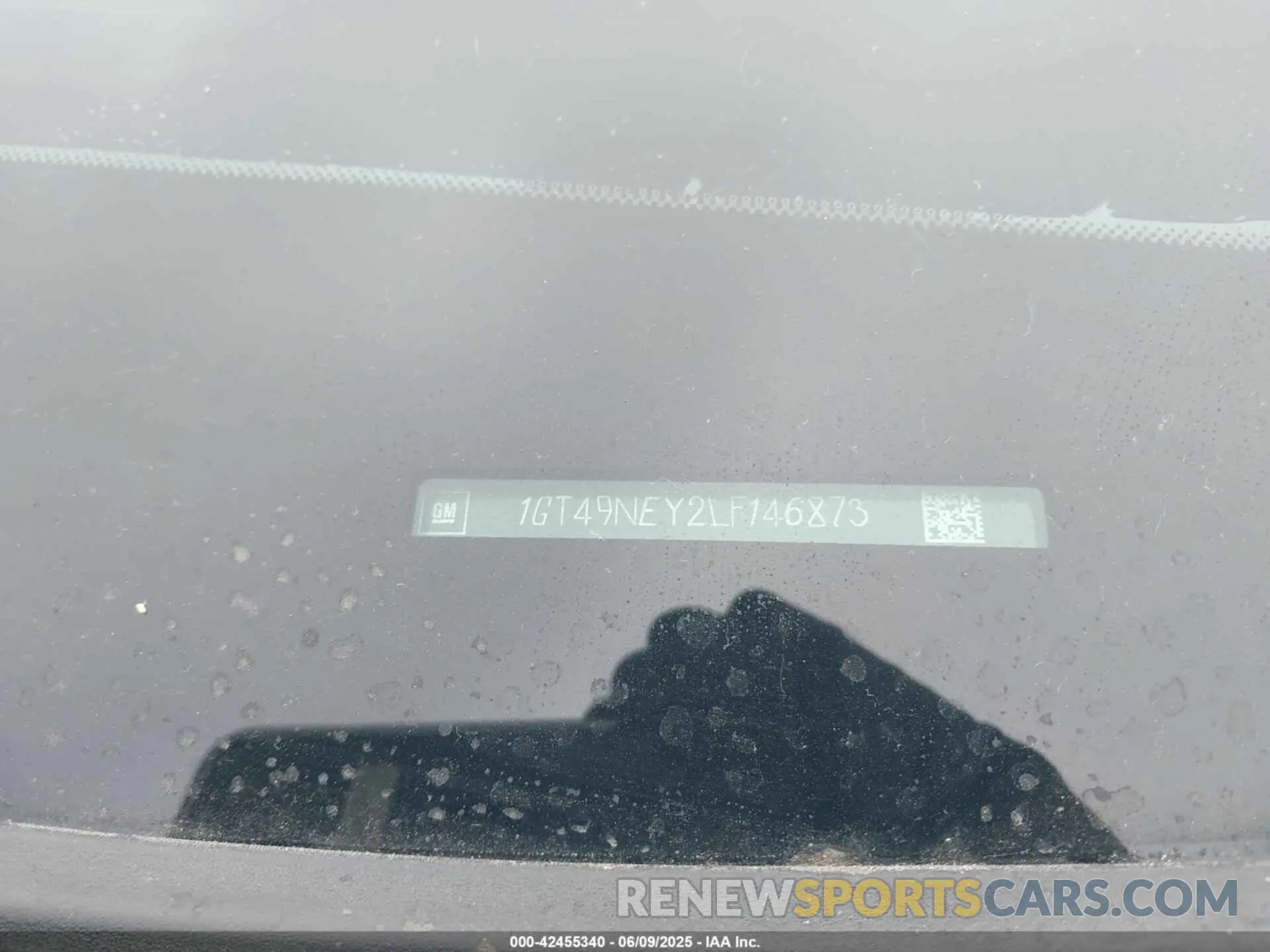 8 Photograph of a damaged car 1GT49NEY2LF146873 GMC SIERRA 2500HD 2020
