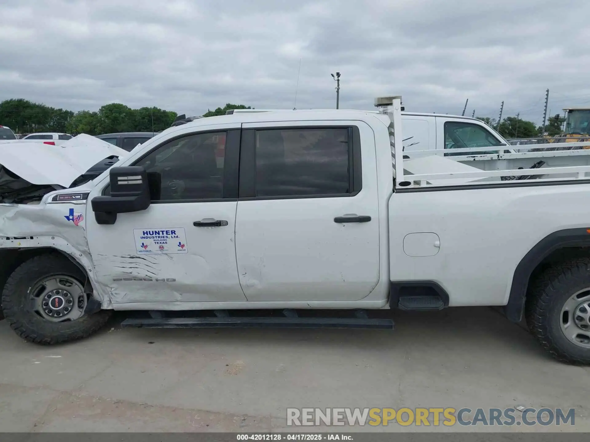 14 Photograph of a damaged car 1GT18LE73MF286076 GMC SIERRA 2500HD 2021