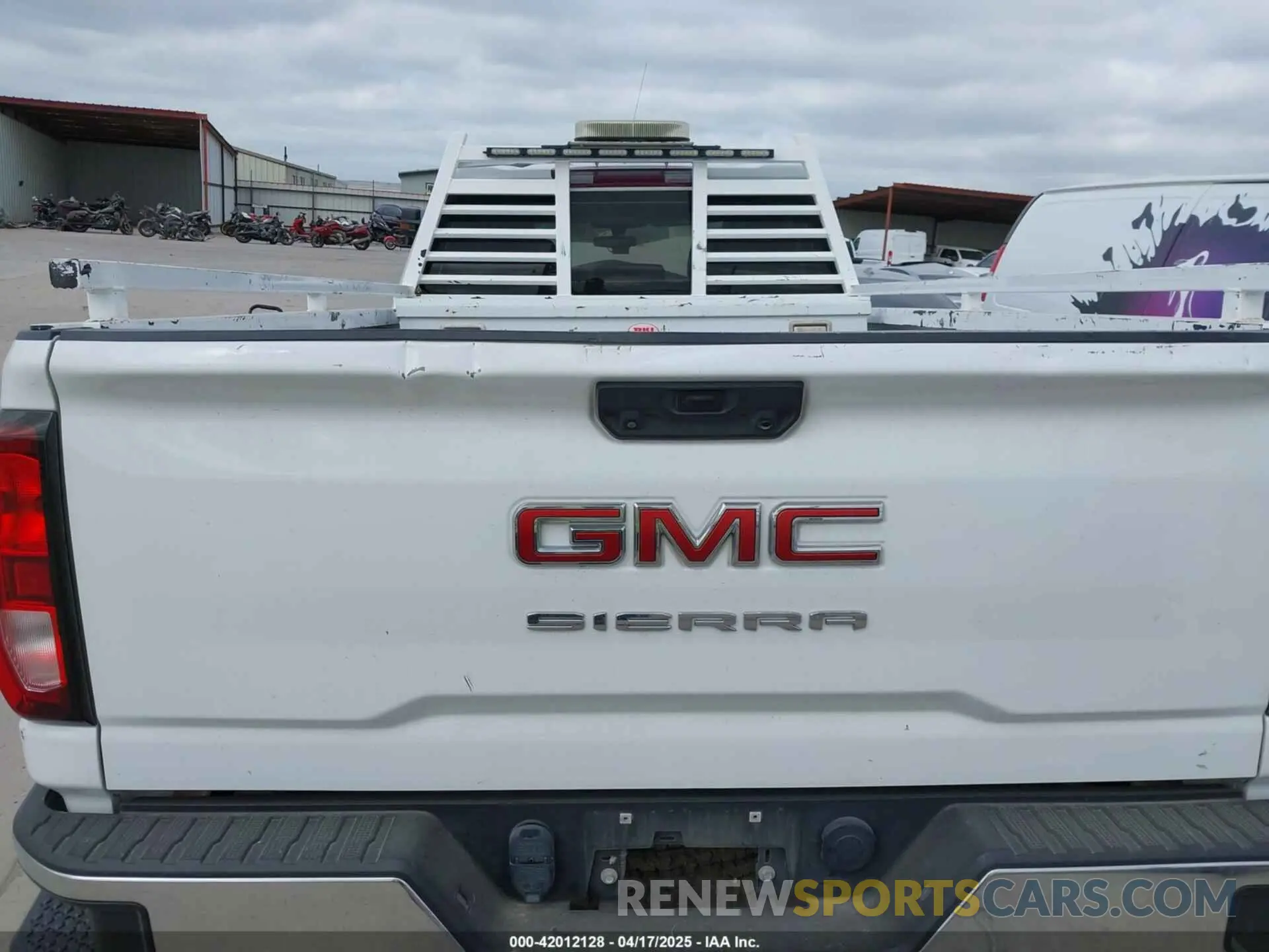 18 Photograph of a damaged car 1GT18LE73MF286076 GMC SIERRA 2500HD 2021