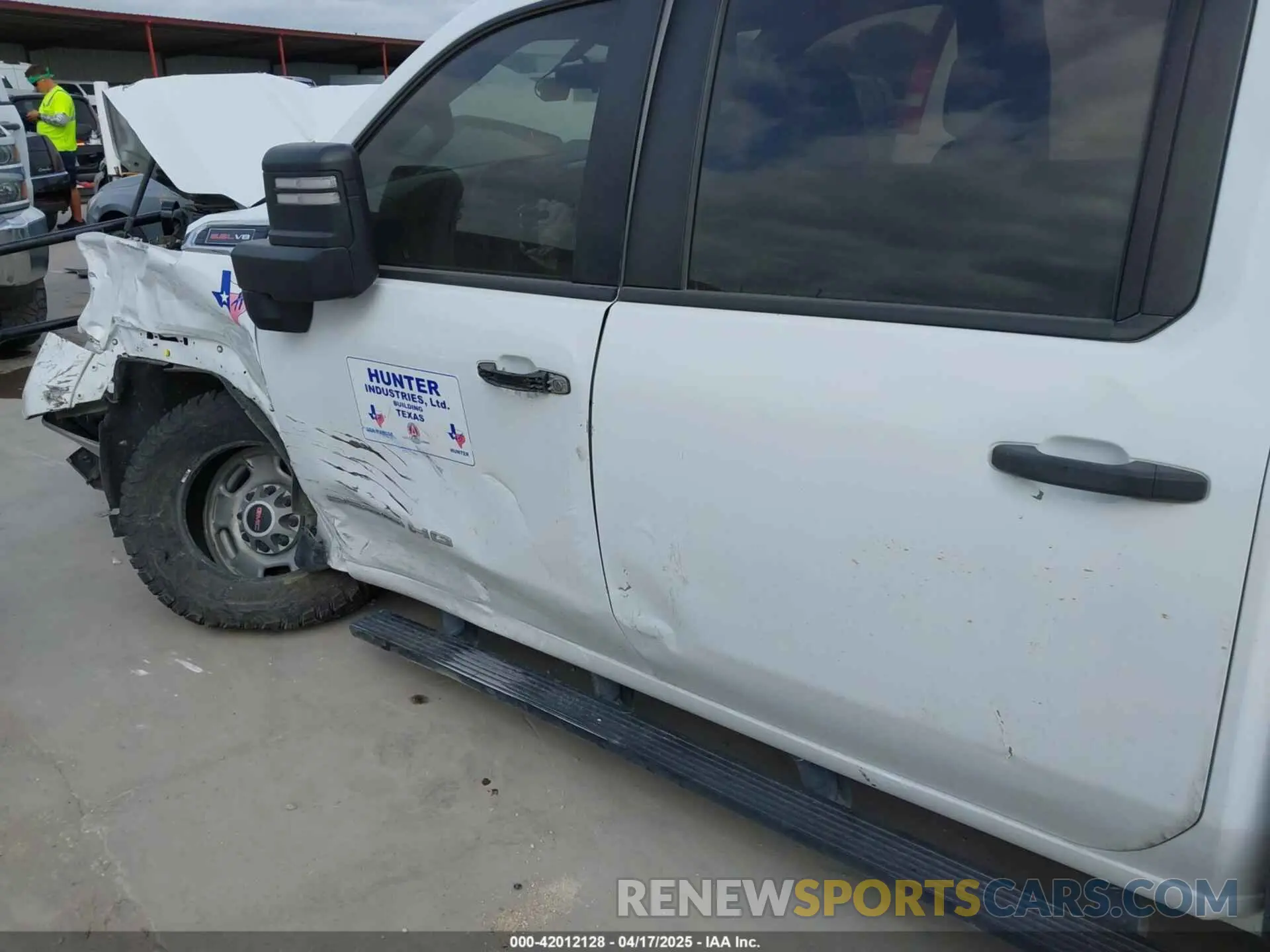 19 Photograph of a damaged car 1GT18LE73MF286076 GMC SIERRA 2500HD 2021