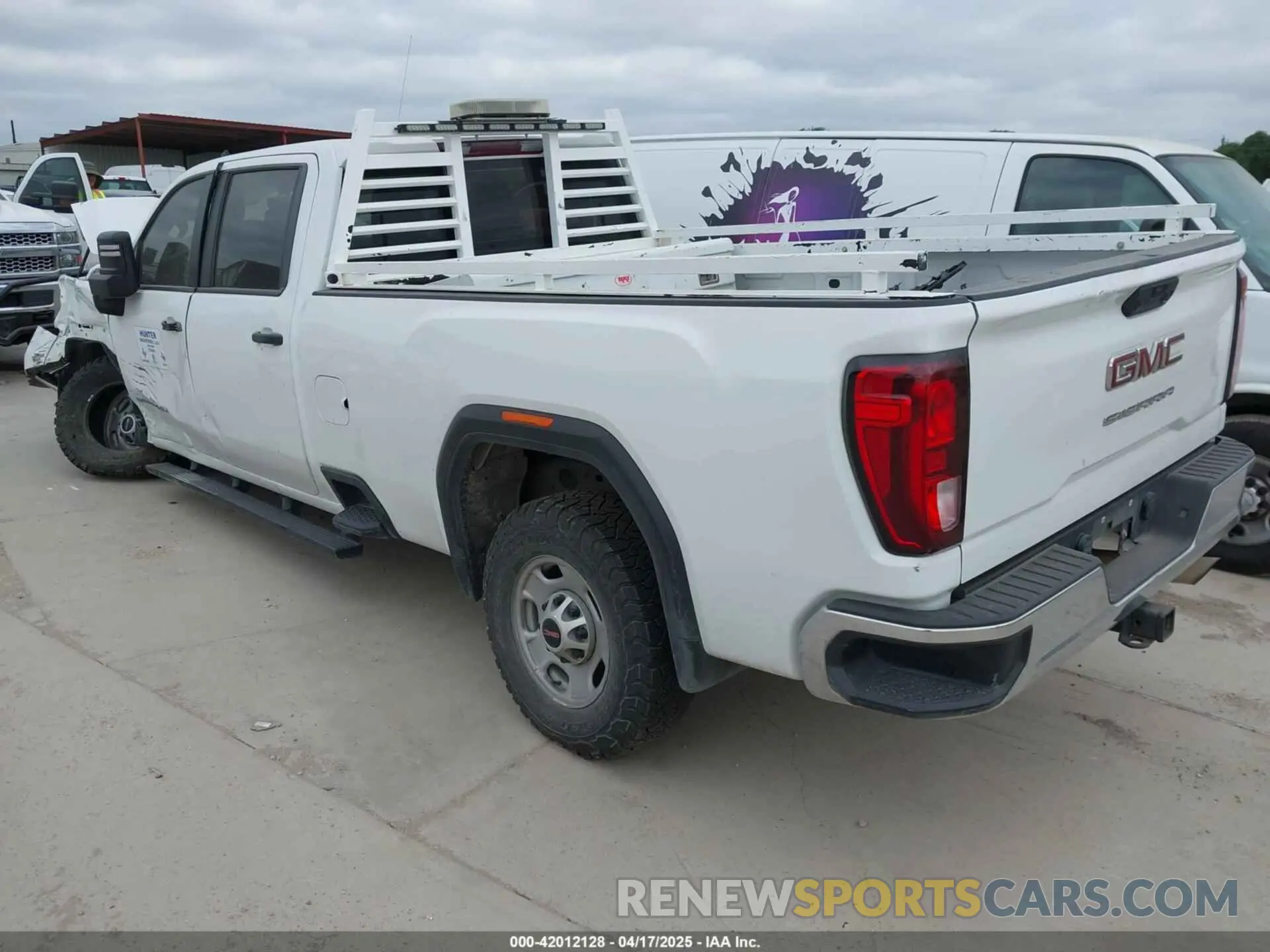3 Photograph of a damaged car 1GT18LE73MF286076 GMC SIERRA 2500HD 2021