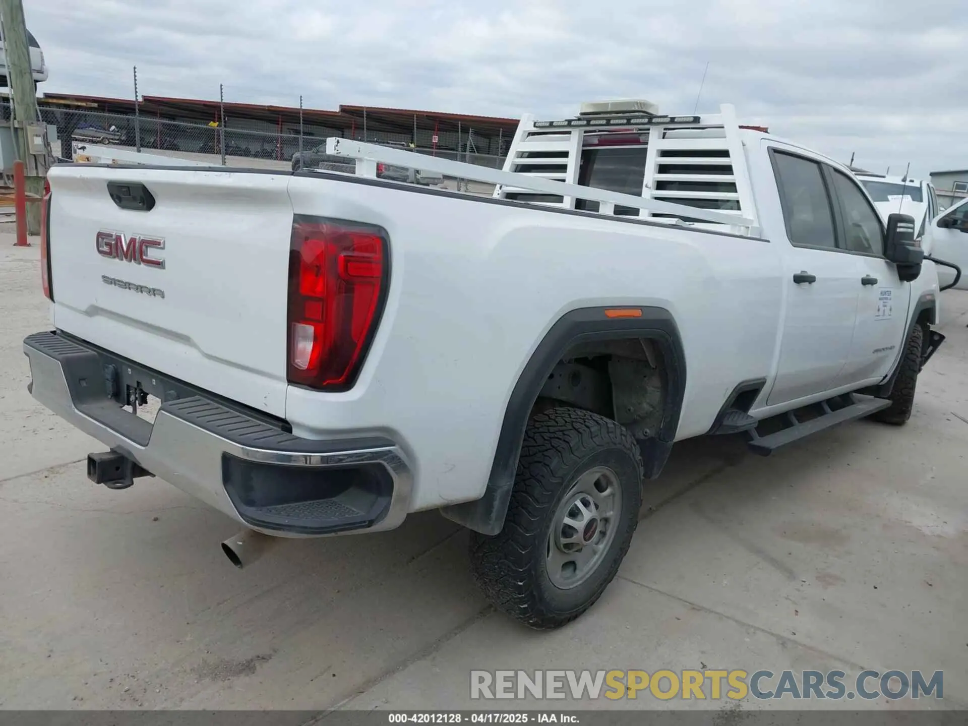 4 Photograph of a damaged car 1GT18LE73MF286076 GMC SIERRA 2500HD 2021