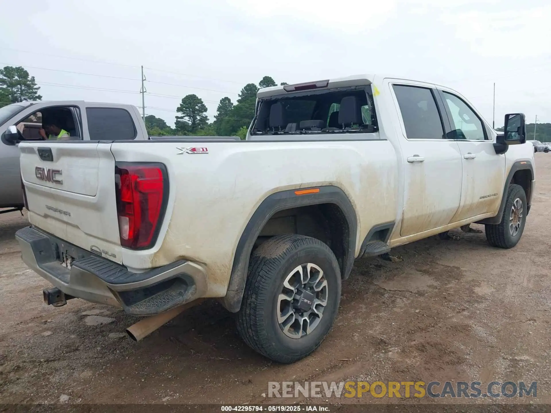 4 Photograph of a damaged car 1GT49ME71MF288618 GMC SIERRA 2500HD 2021