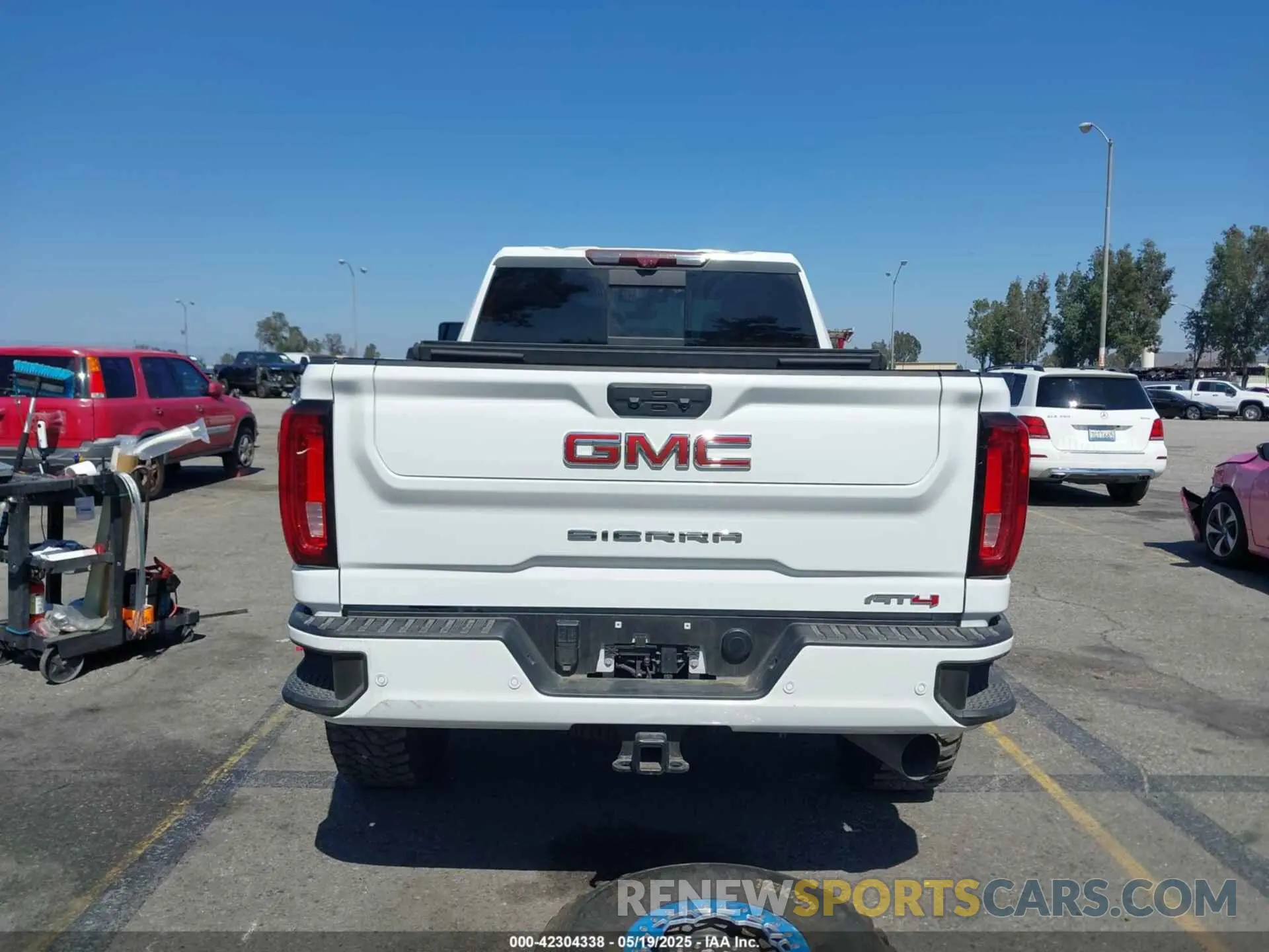 15 Photograph of a damaged car 1GT49PEY4NF305200 GMC SIERRA 2500HD 2022