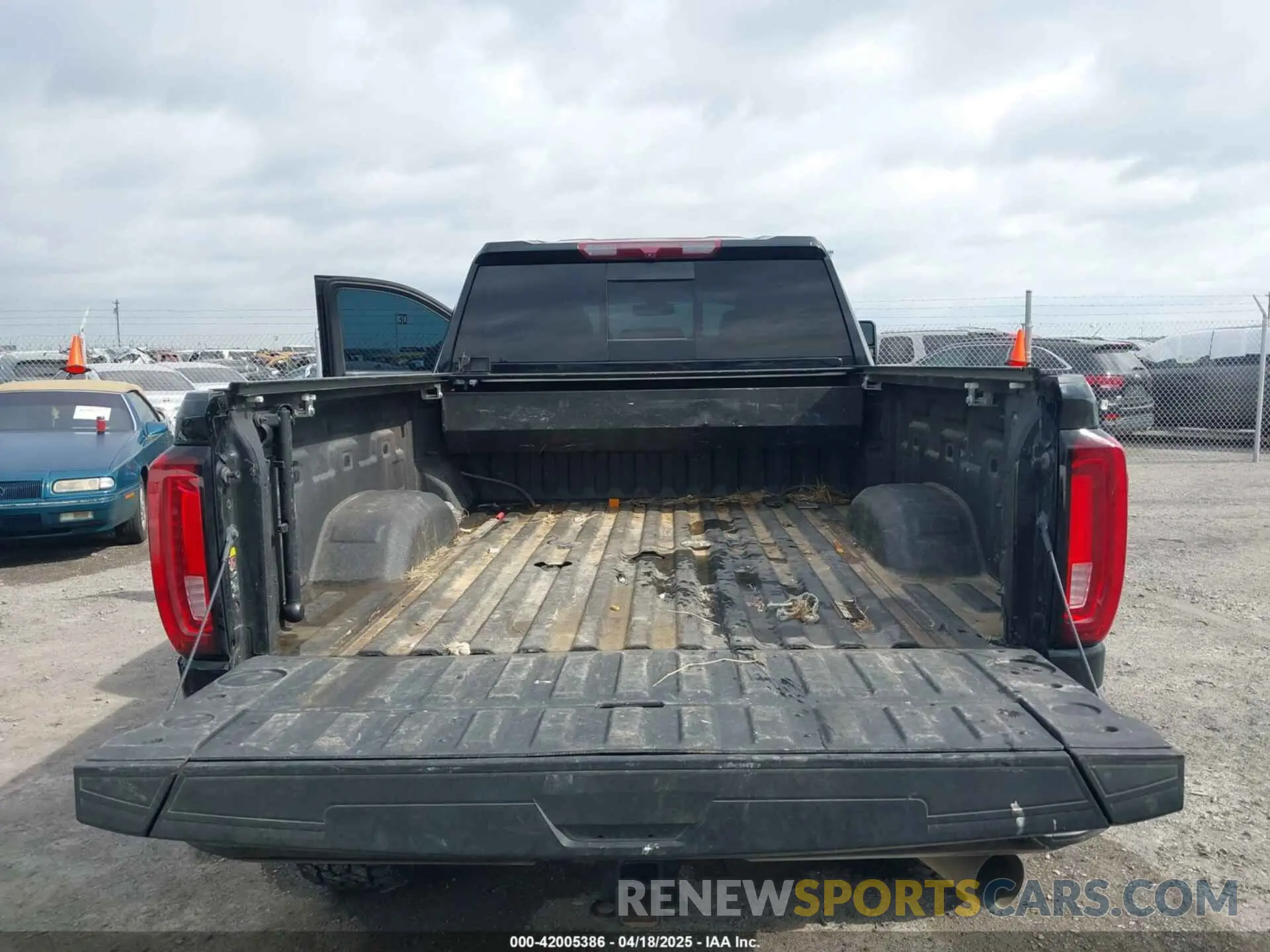 6 Photograph of a damaged car 1GT49PEY9NF193770 GMC SIERRA 2500HD 2022