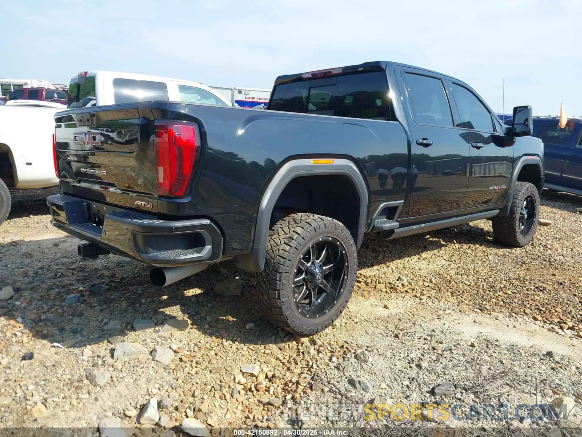 4 Фотография поврежденного автомобиля 1GT49PEYXNF328206 GMC SIERRA 2500HD 2022