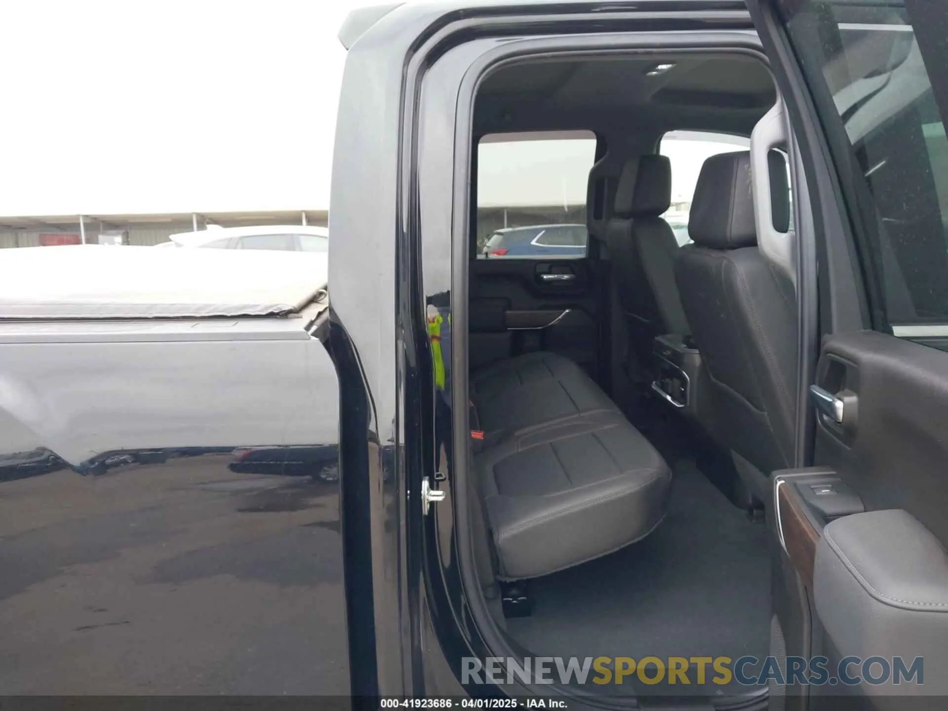 8 Photograph of a damaged car 1GT59NE73NF309707 GMC SIERRA 2500HD 2022