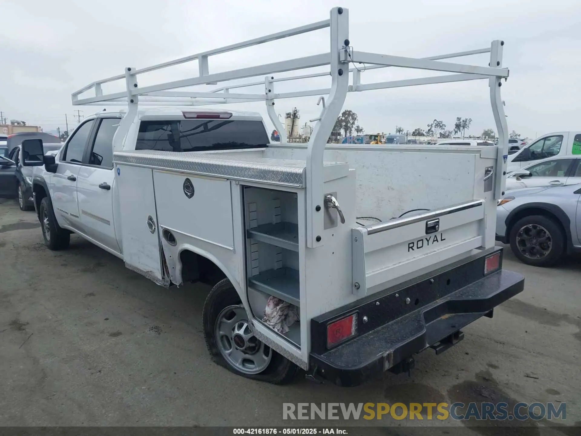 3 Photograph of a damaged car 1GT18LE79PF203383 GMC SIERRA 2500HD 2023