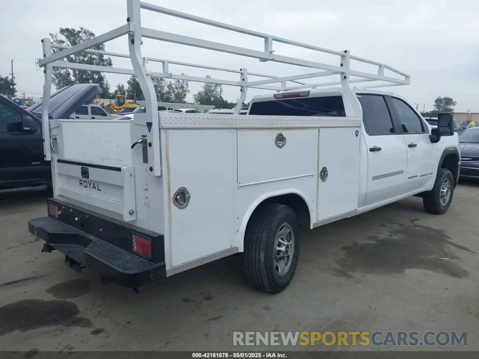 4 Photograph of a damaged car 1GT18LE79PF203383 GMC SIERRA 2500HD 2023