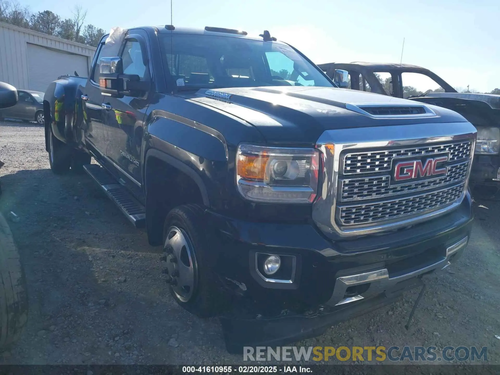 1 Фотография поврежденного автомобиля 1GT42WEYXKF256837 GMC SIERRA 3500HD 2019
