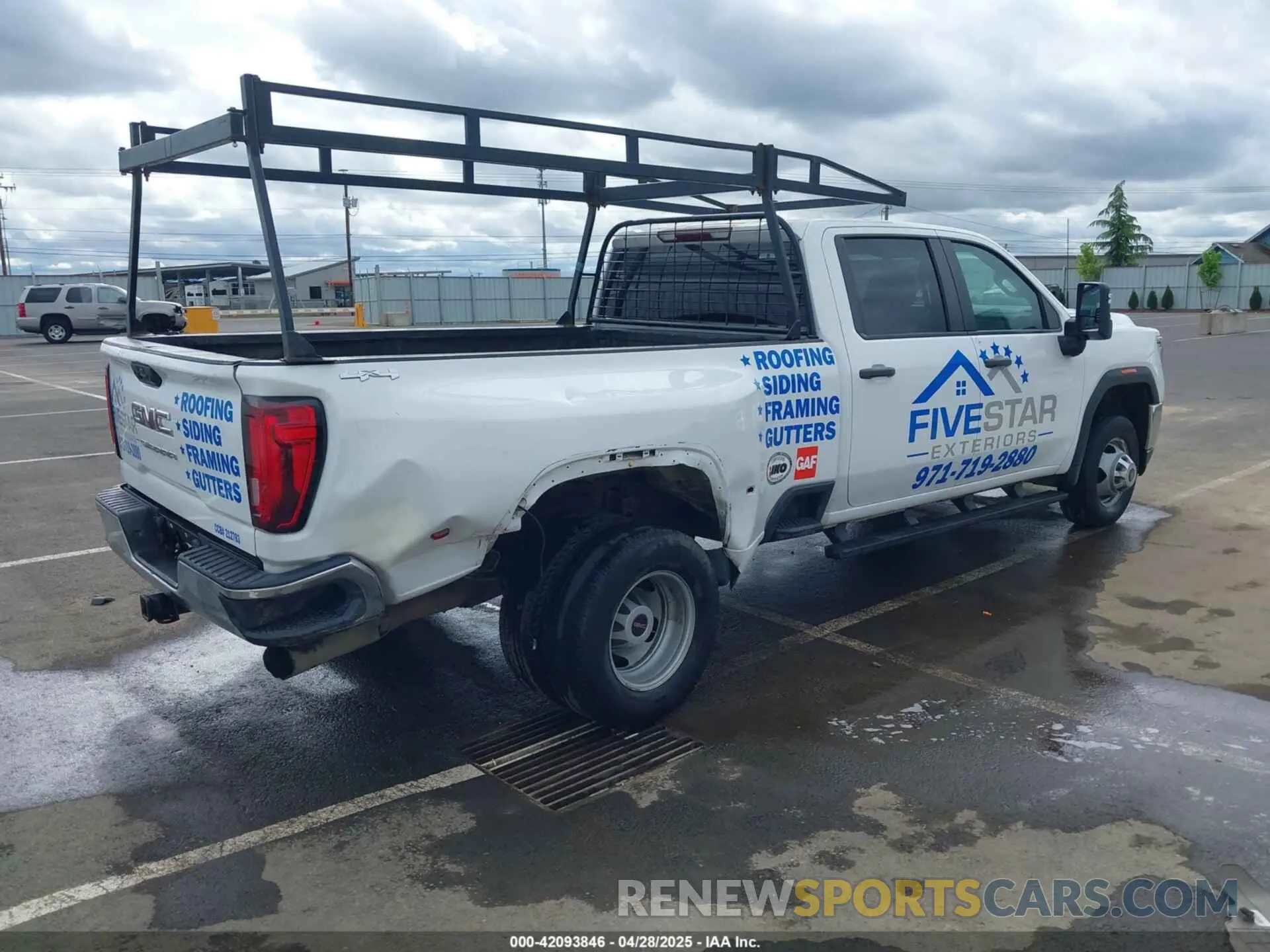 4 Photograph of a damaged car 1GT49SEY4LF307870 GMC SIERRA 3500HD 2020