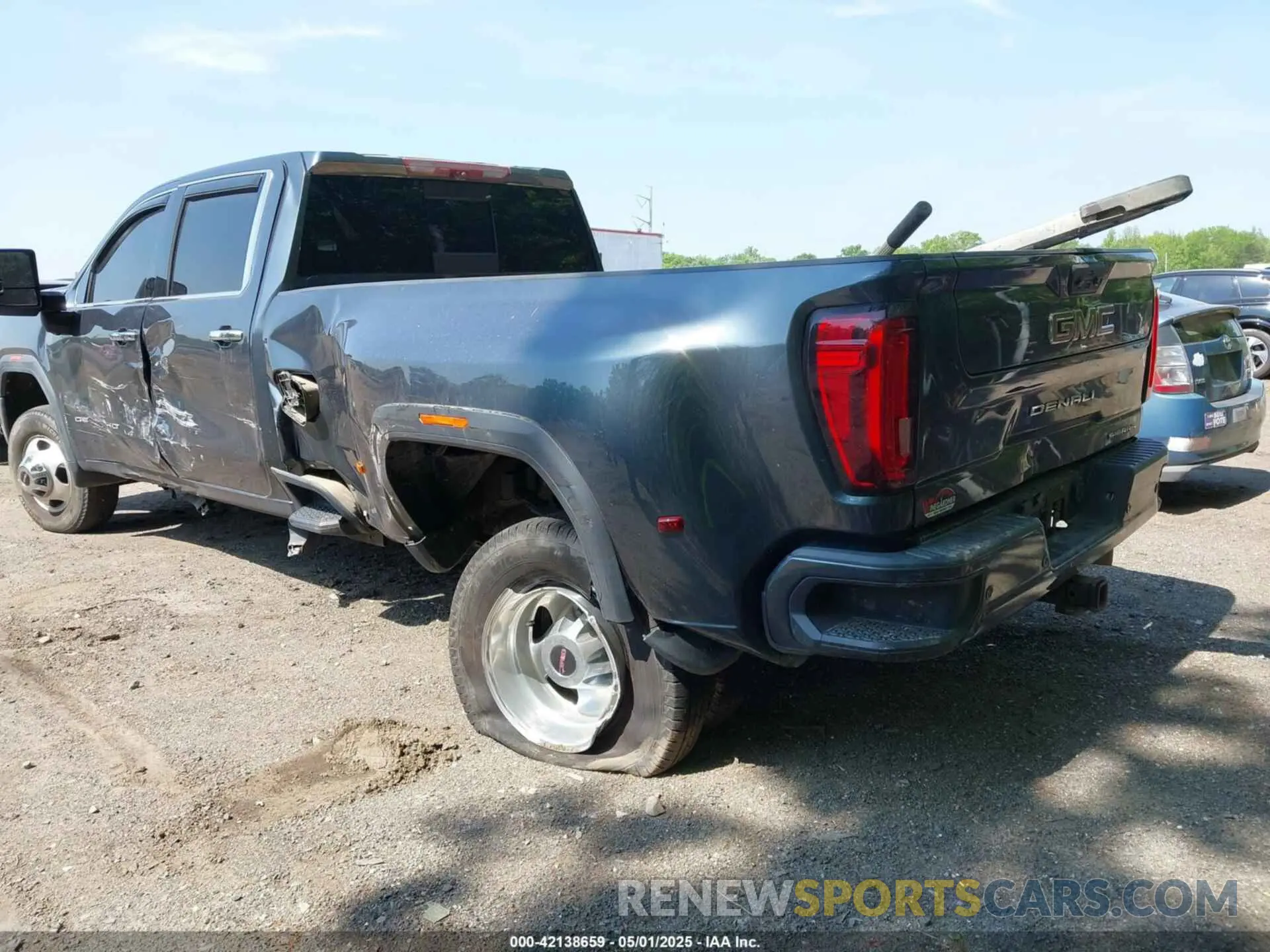3 Фотография поврежденного автомобиля 1GT49WEYXLF249903 GMC SIERRA 3500HD 2020