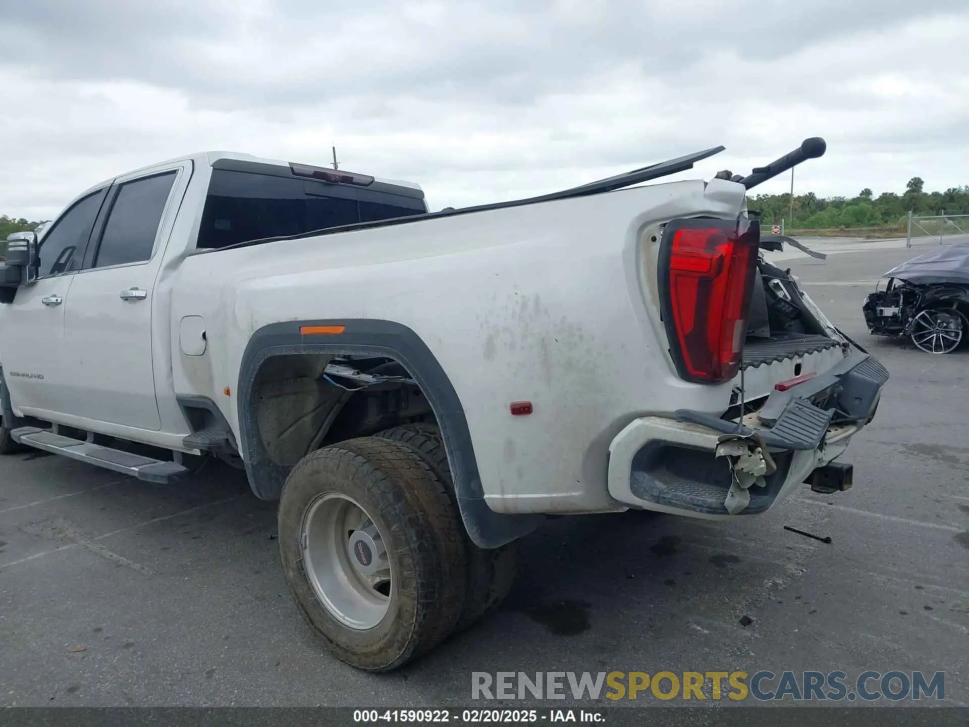19 Photograph of a damaged car 1GT49WEY7MF181559 GMC SIERRA 3500HD 2021