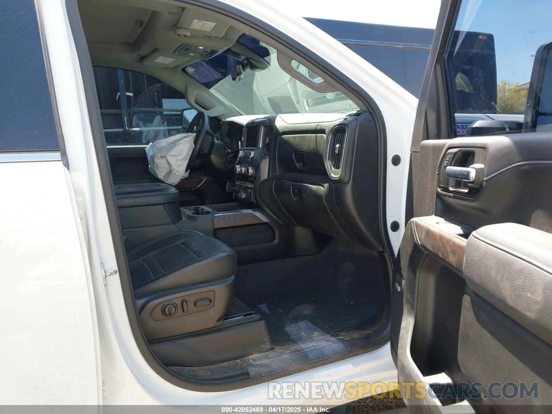 5 Photograph of a damaged car 1GT49WEY9MF308750 GMC SIERRA 3500HD 2021