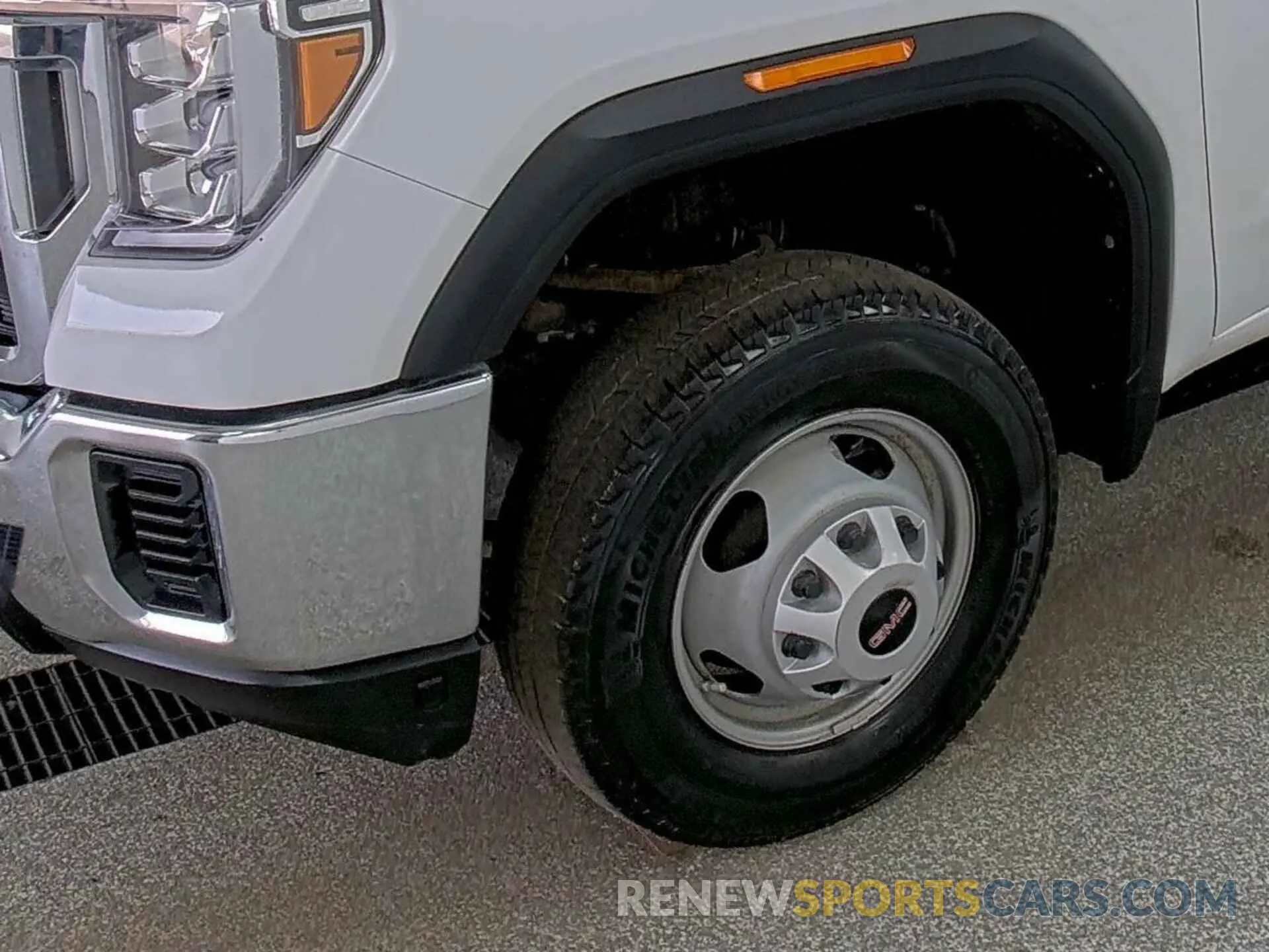 8 Photograph of a damaged car 1GT39SE71NF332098 GMC SIERRA 3500HD 2022