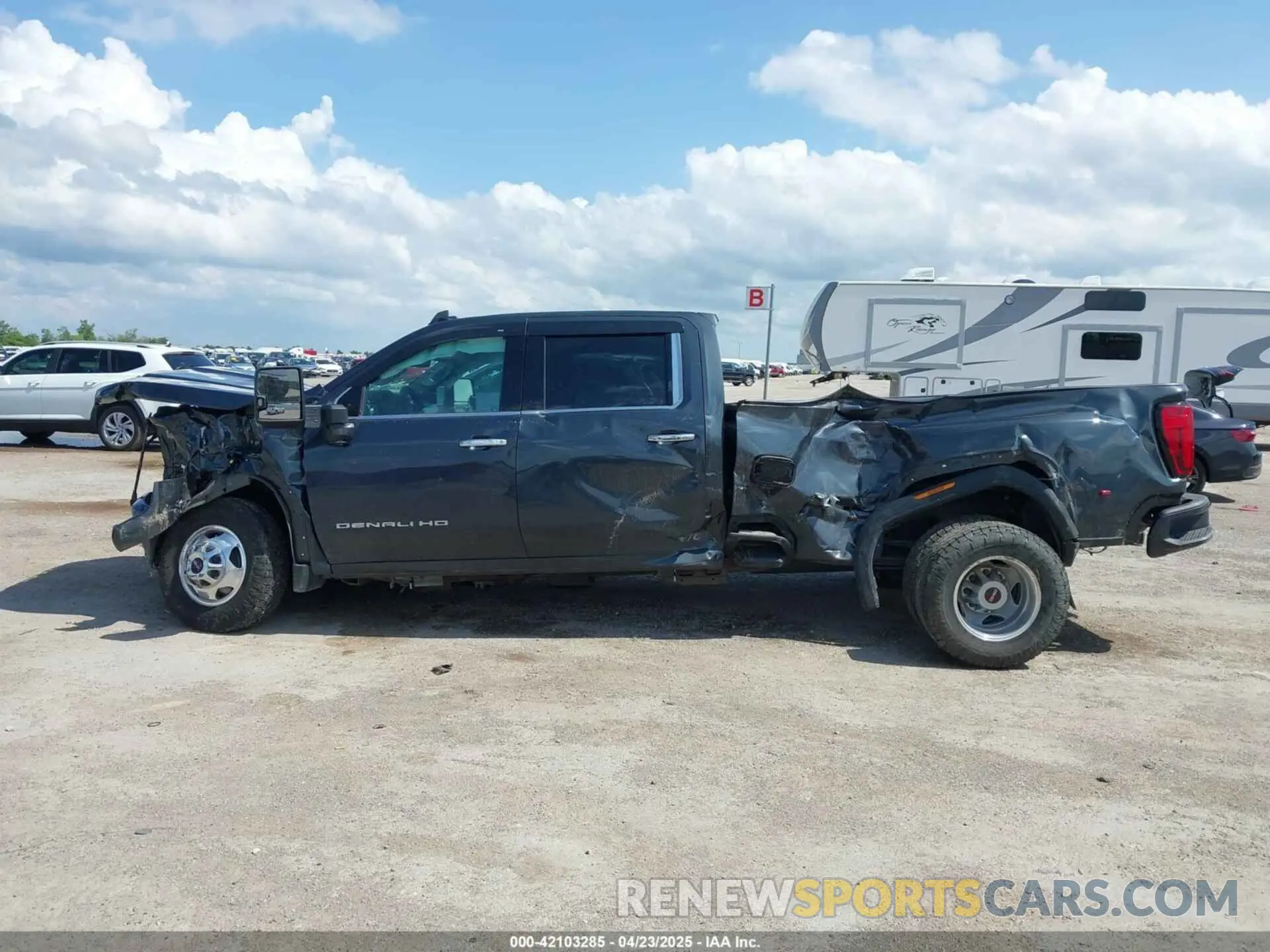 13 Фотография поврежденного автомобиля 1GT49WEY1NF207543 GMC SIERRA 3500HD 2022