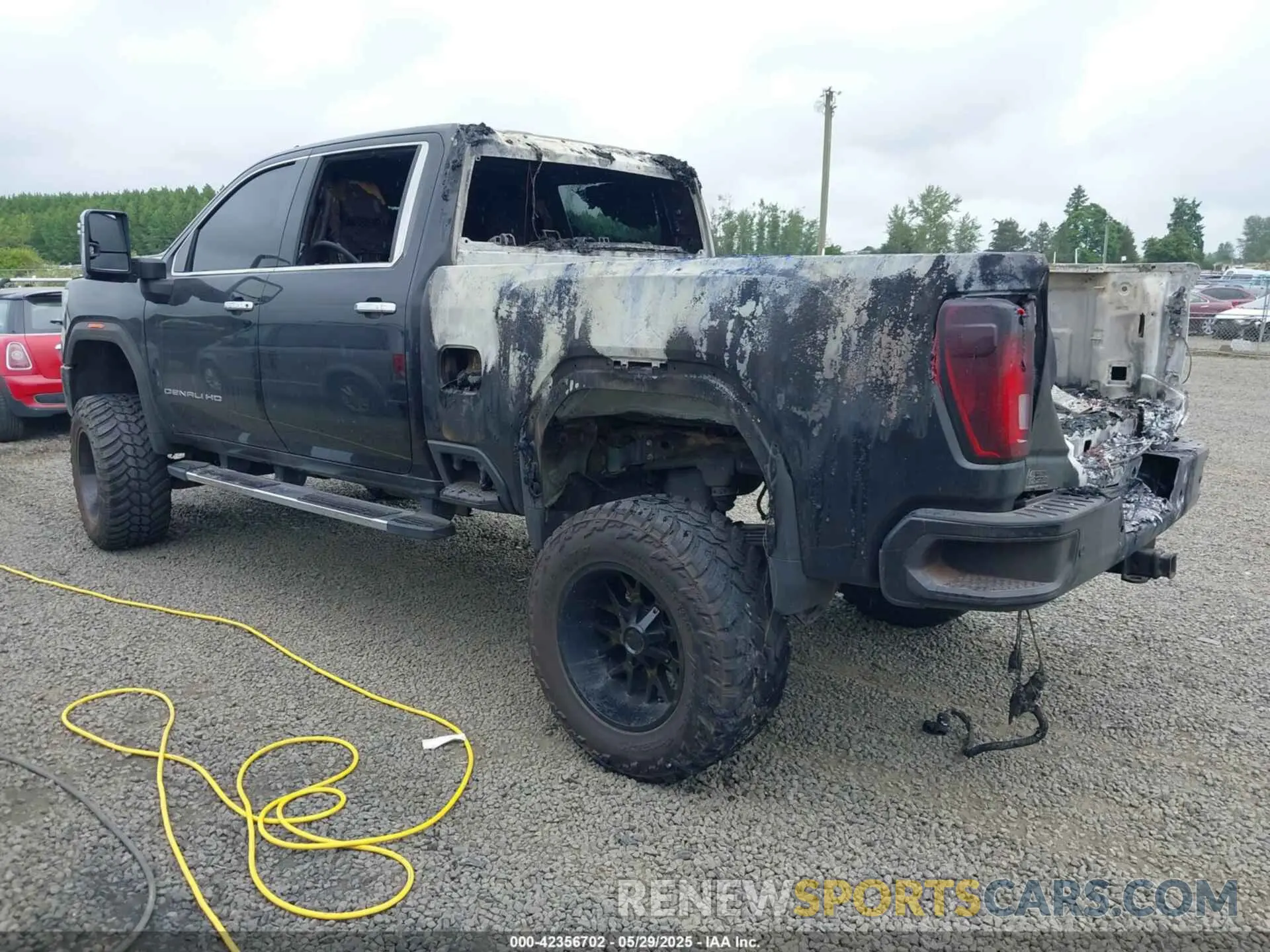 3 Фотография поврежденного автомобиля 1GT49WEY2PF128322 GMC SIERRA 3500HD 2023